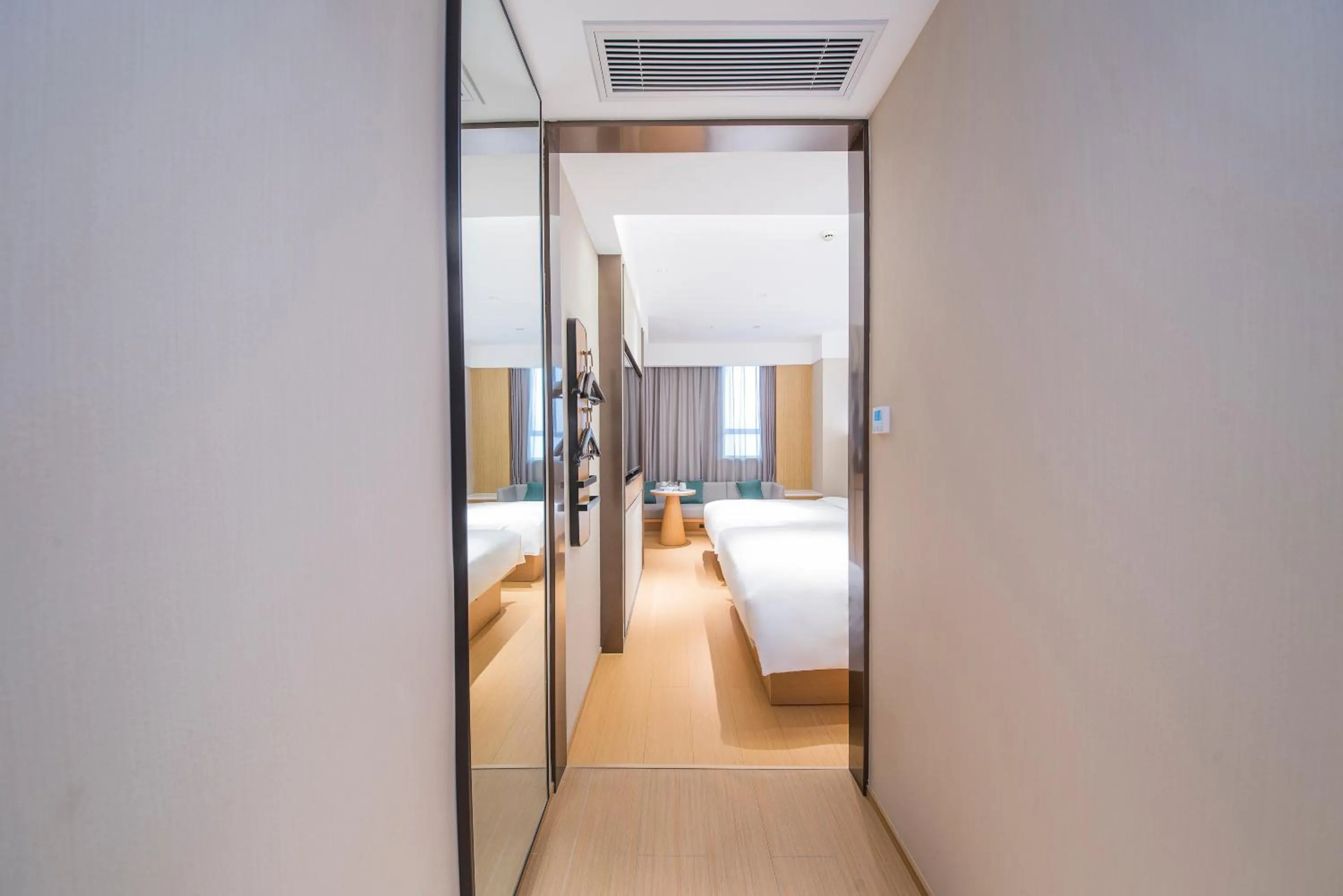 Photo of the whole room, Bed in Ji Hotel - Shanghai Nanjing Road People's Square