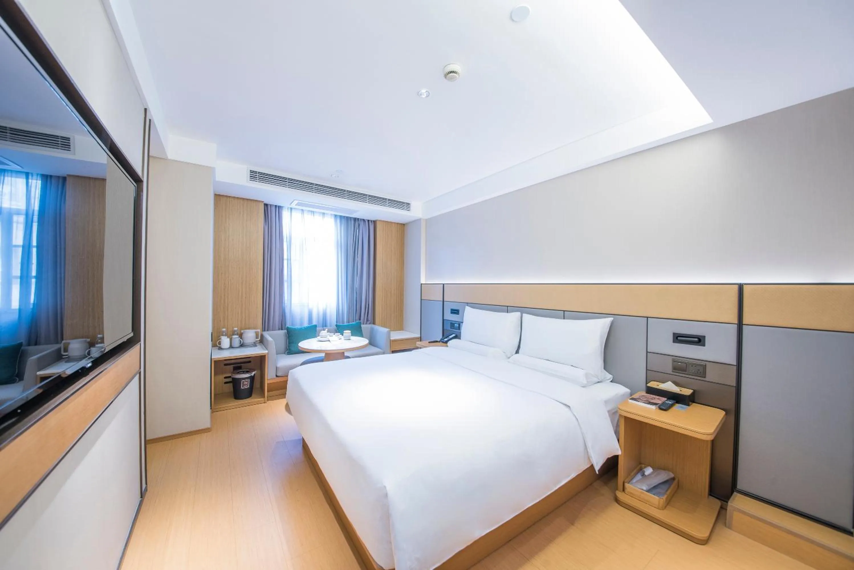 Photo of the whole room, Bed in Ji Hotel - Shanghai Nanjing Road People's Square