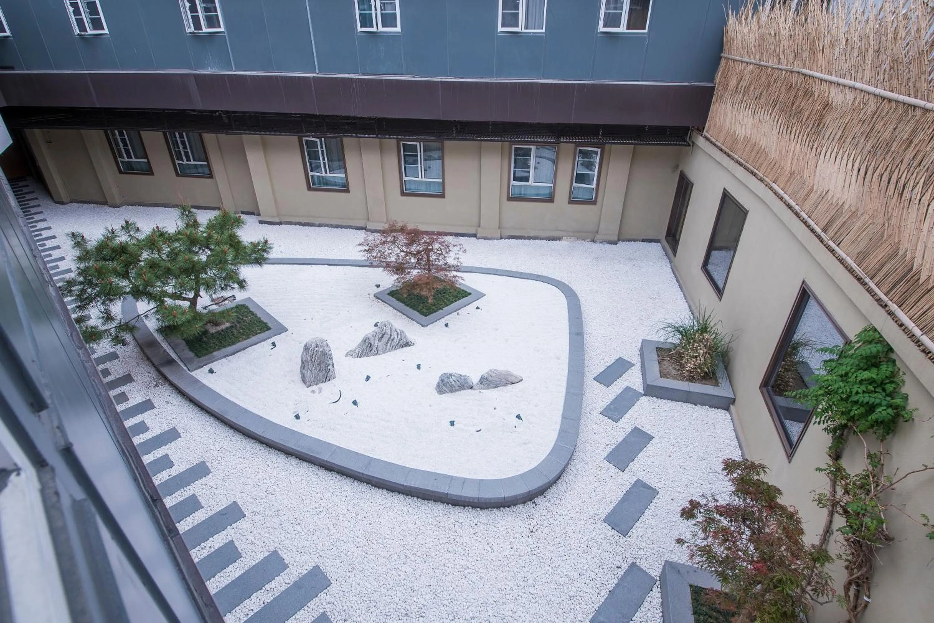 Inner courtyard view in Ji Hotel - Shanghai Nanjing Road People's Square