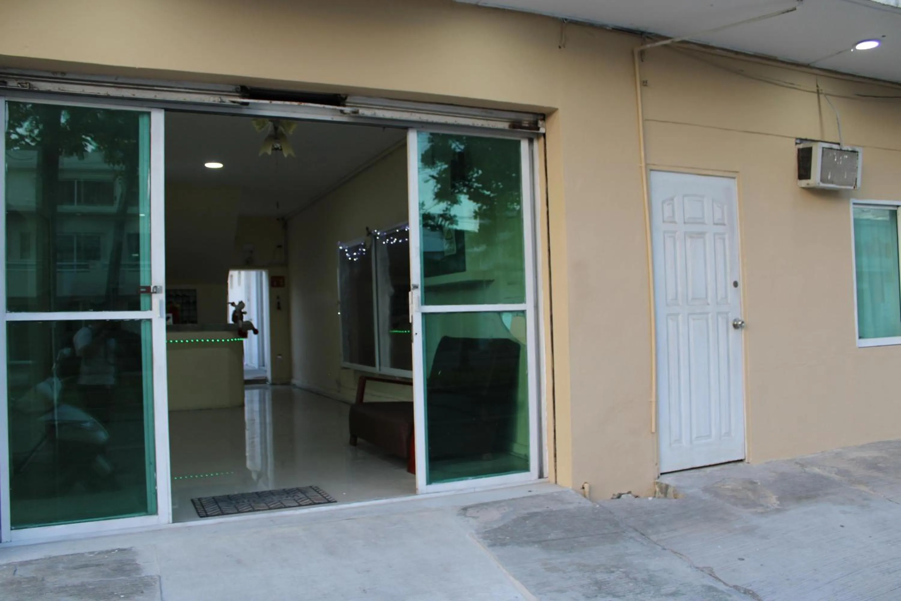 Facade/entrance in OYO Hotel Colibri