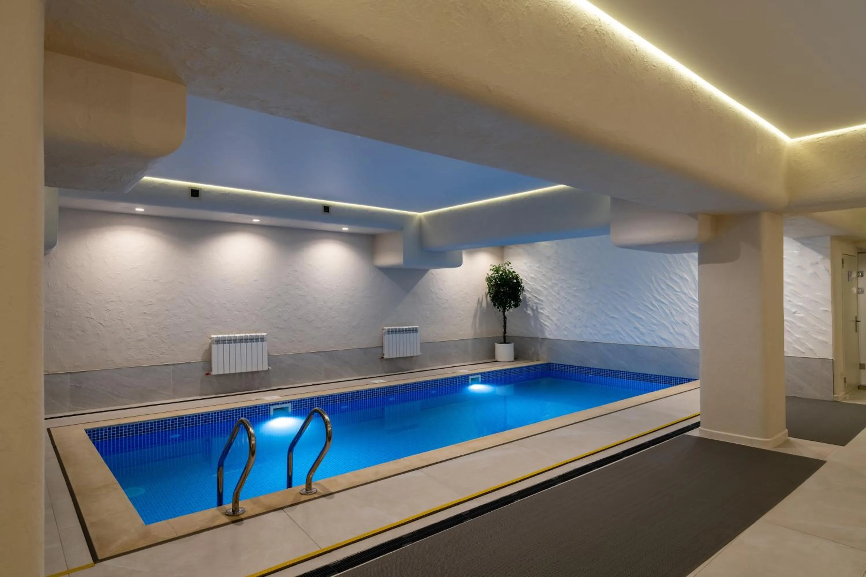 Swimming pool in Renion City Hotel