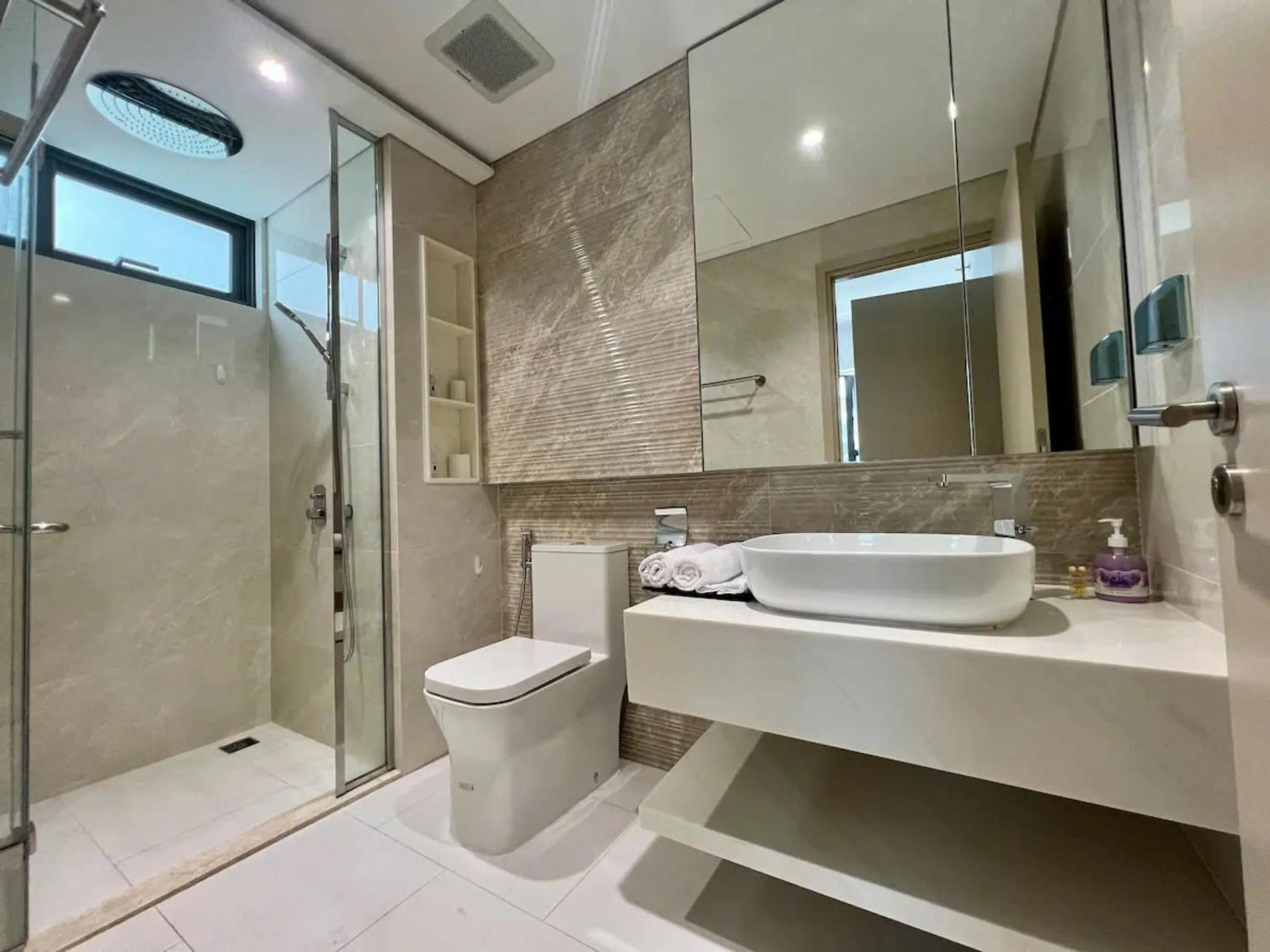 Shower in The Antonia Apartments - Korea Town D7