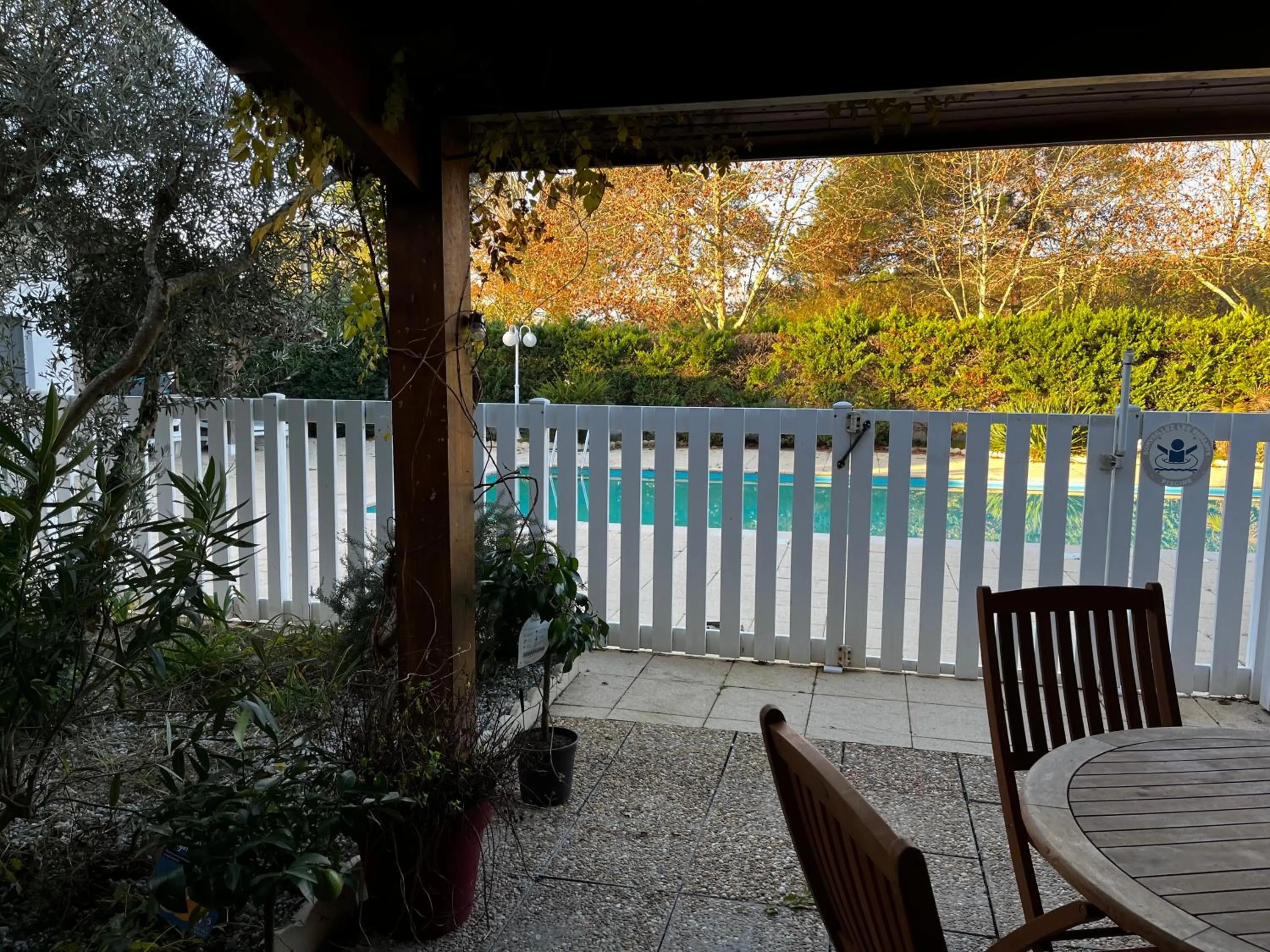 Patio in Hotel Cote et Lac