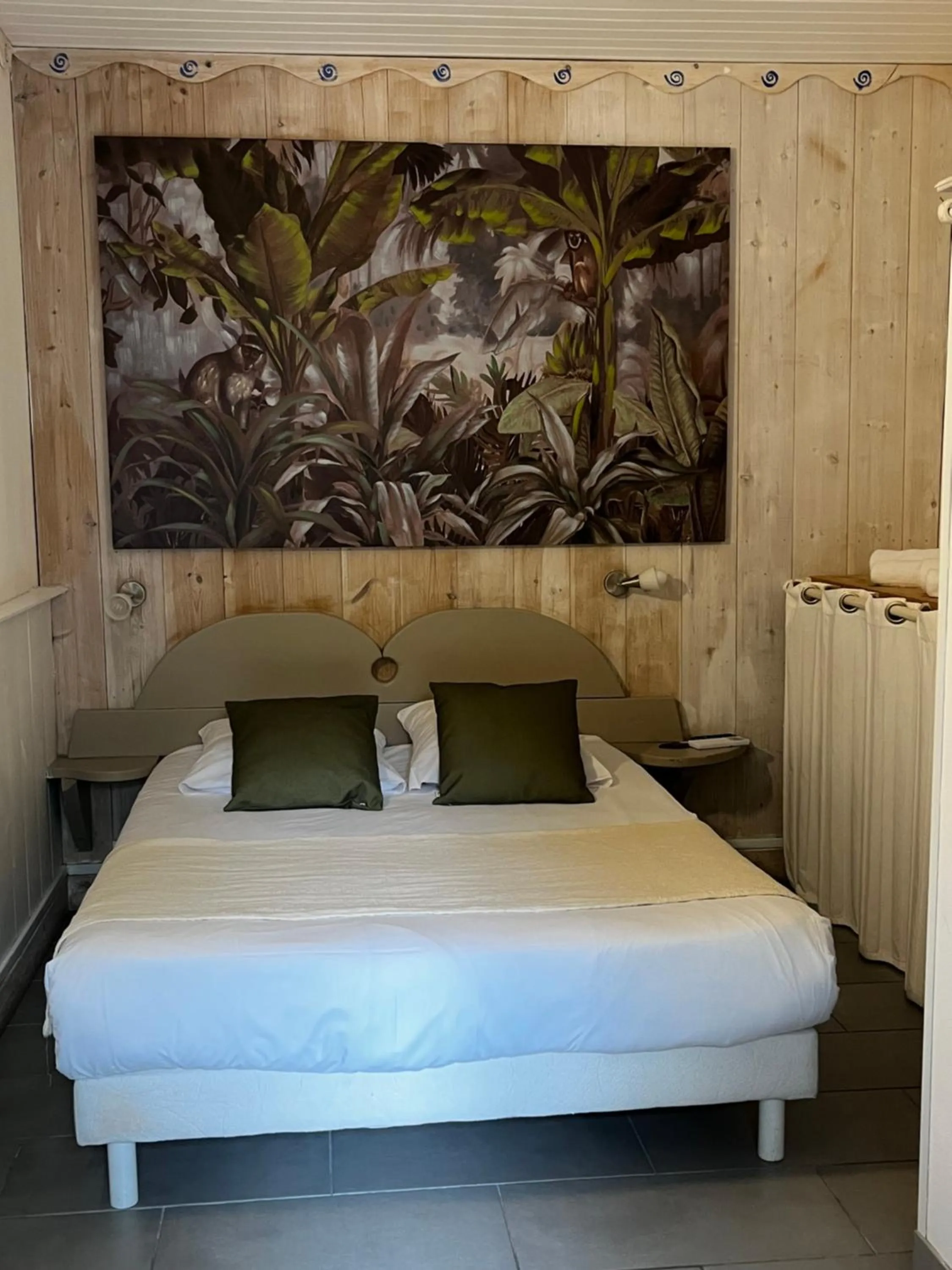 Bedroom, Bed in Hotel Cote et Lac