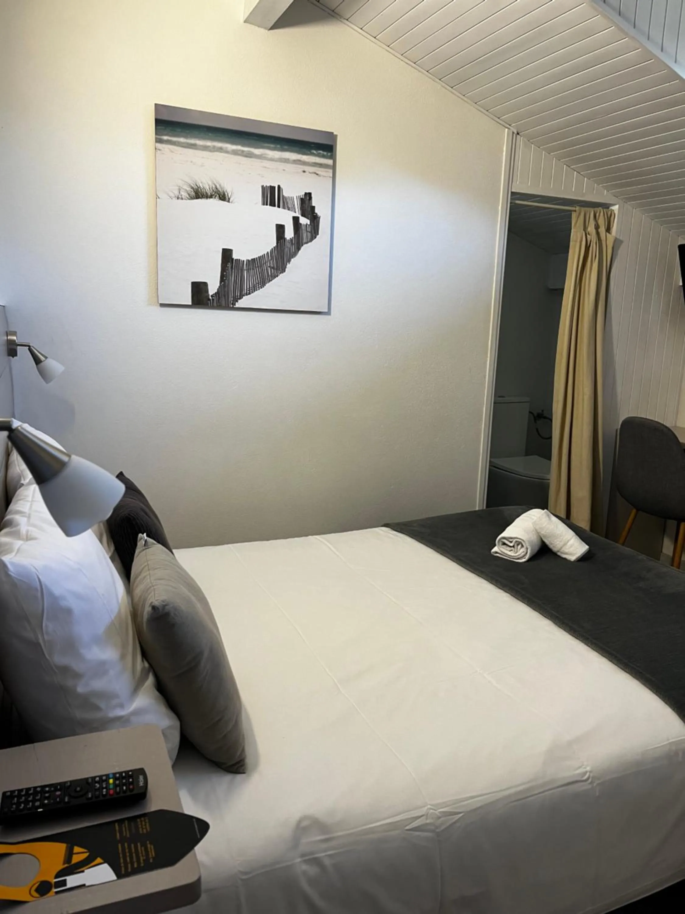 Photo of the whole room, Bed in Hotel Cote et Lac