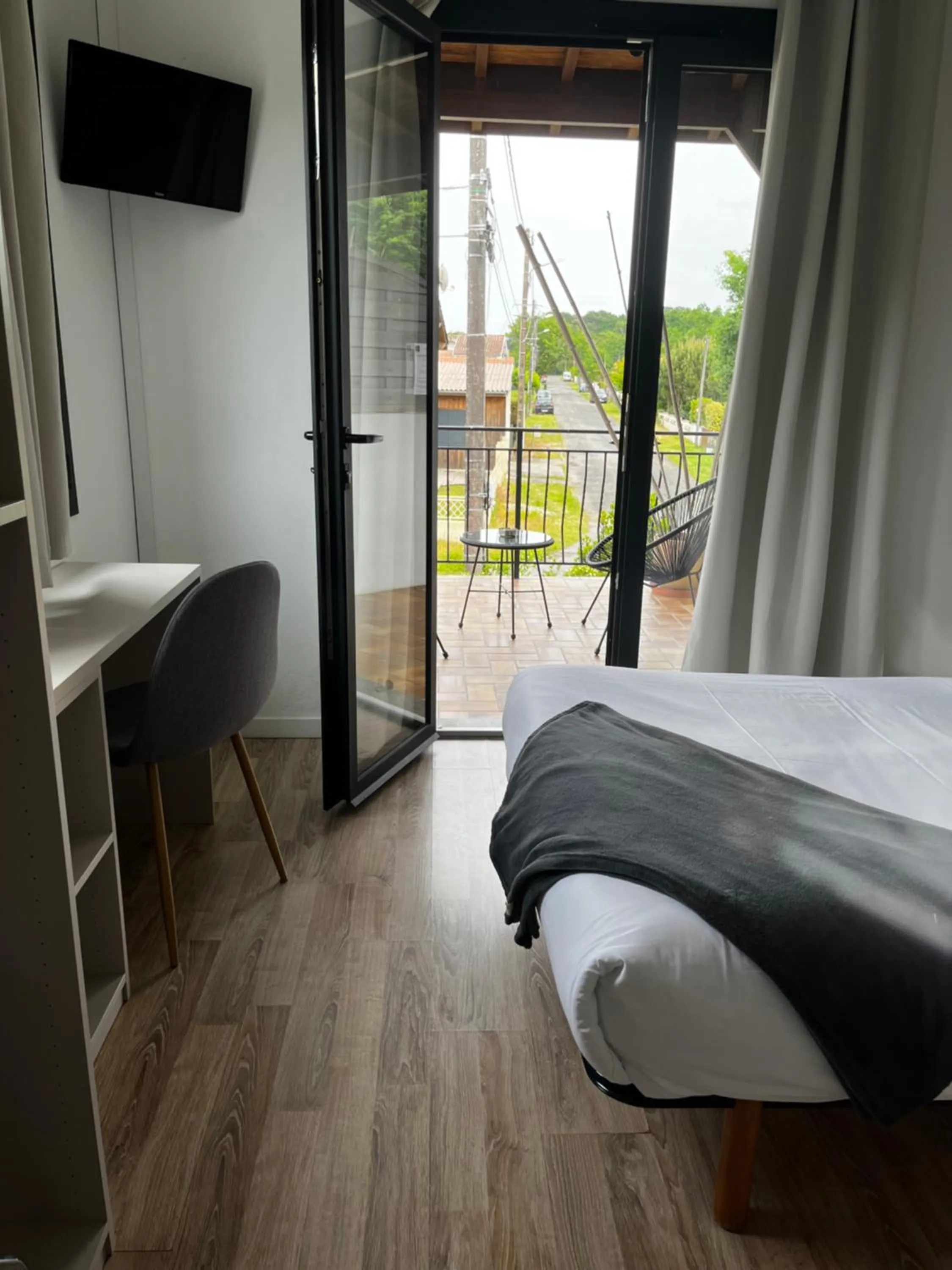 Balcony/Terrace, Bed in Hotel Cote et Lac