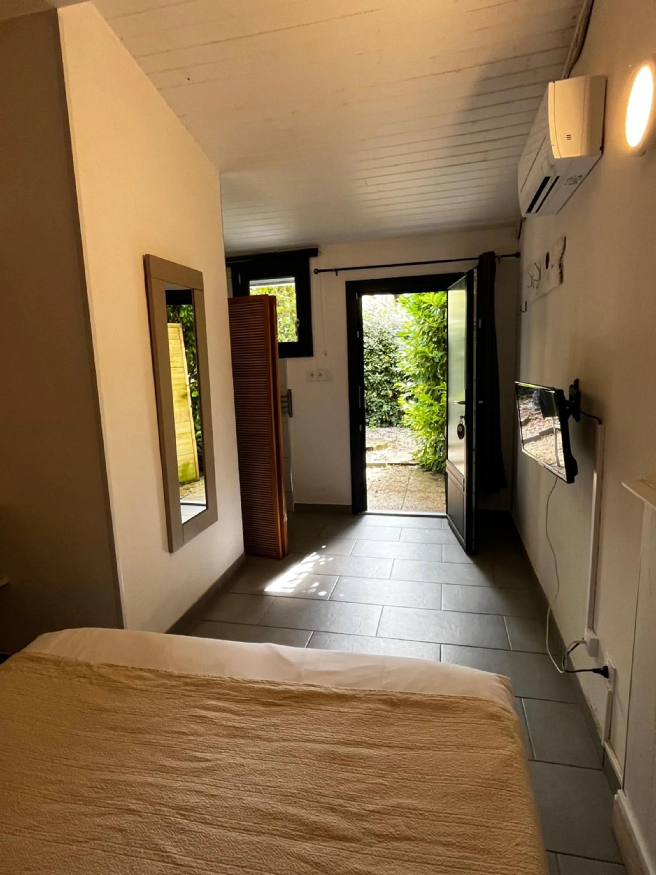 Photo of the whole room, Bed in Hotel Cote et Lac