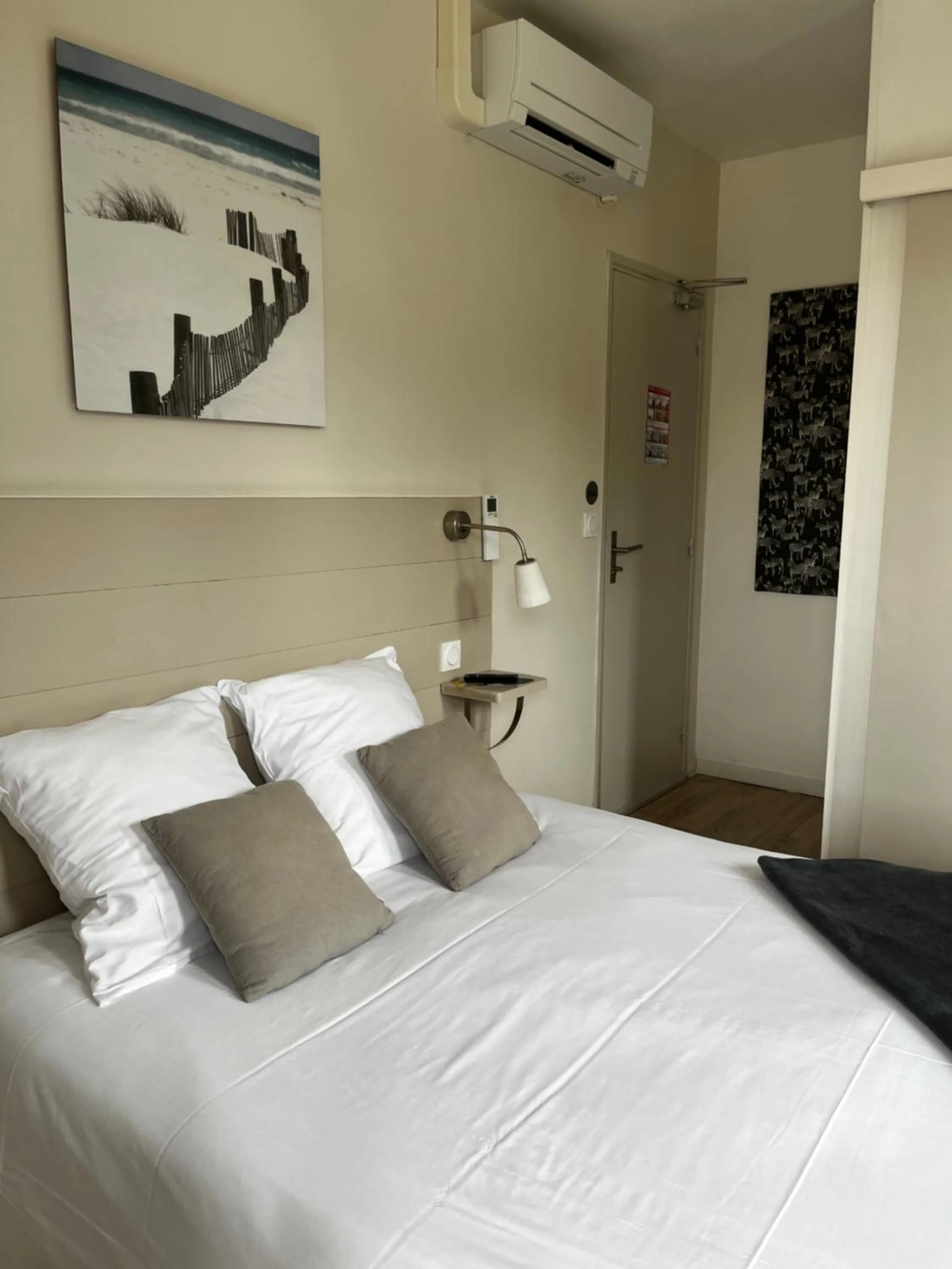 Bedroom, Bed in Hotel Cote et Lac