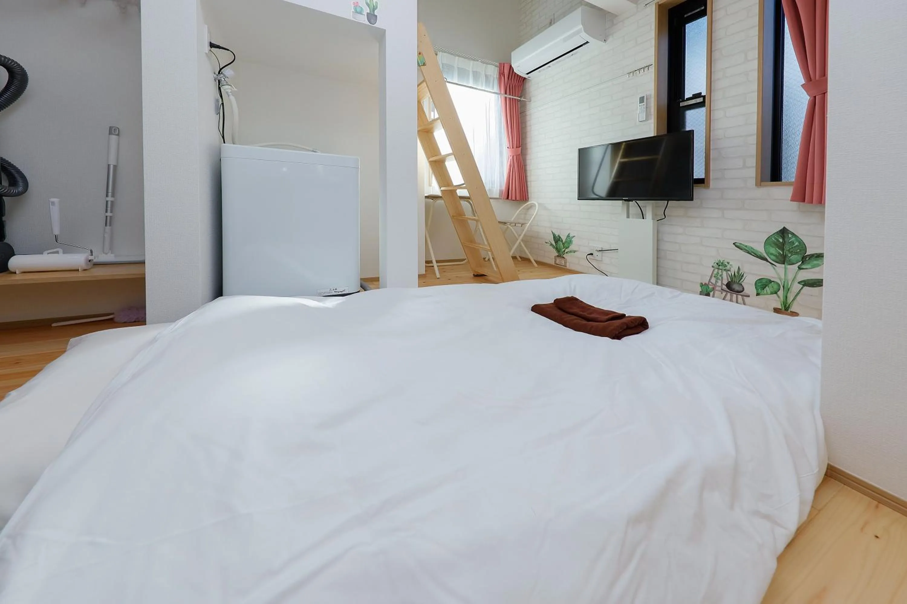 Bed in Zenith Shinjuku Hinoki by Tranova