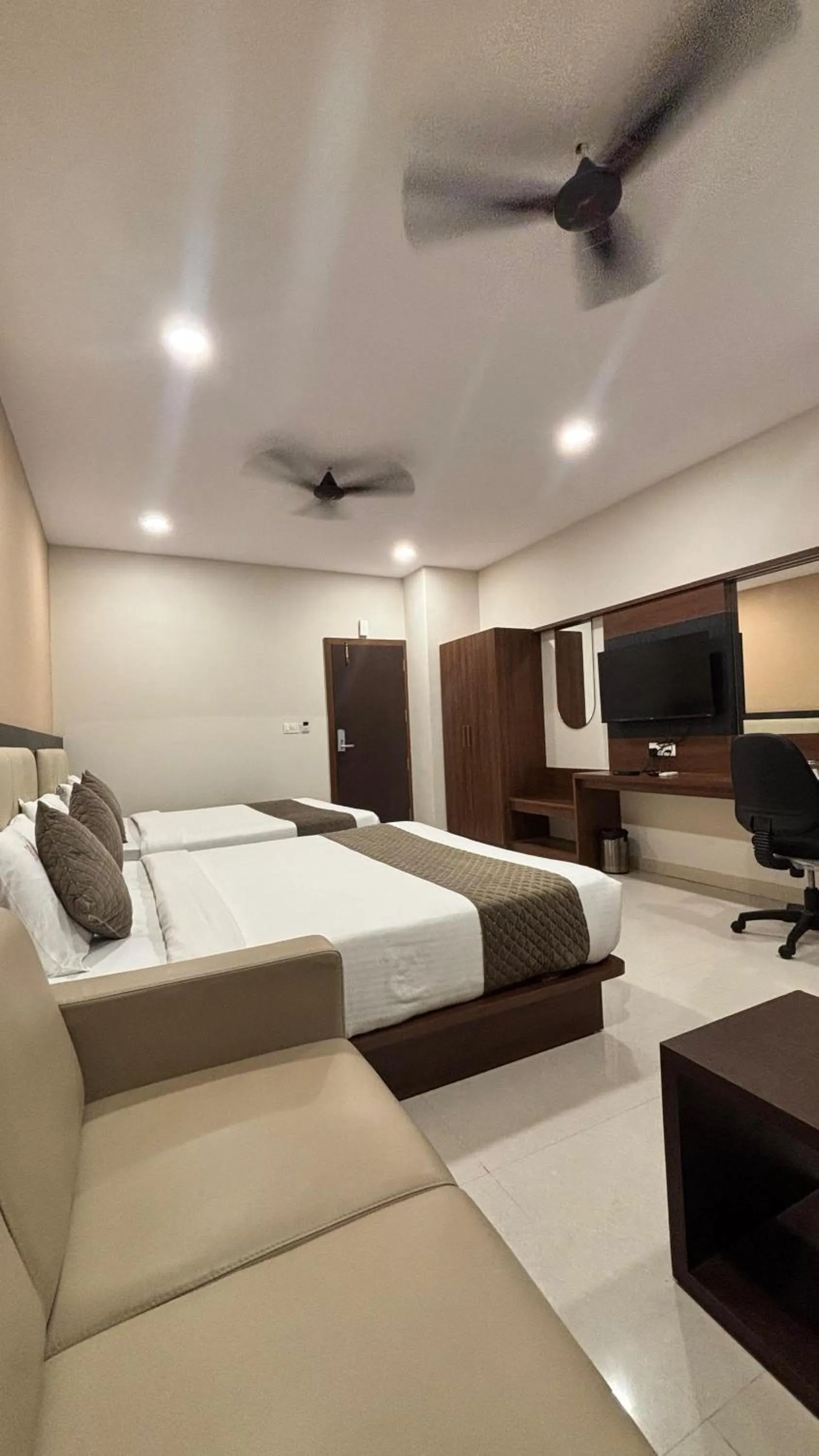 Communal lounge/ TV room, Bed in Hotel Kalyan Suites