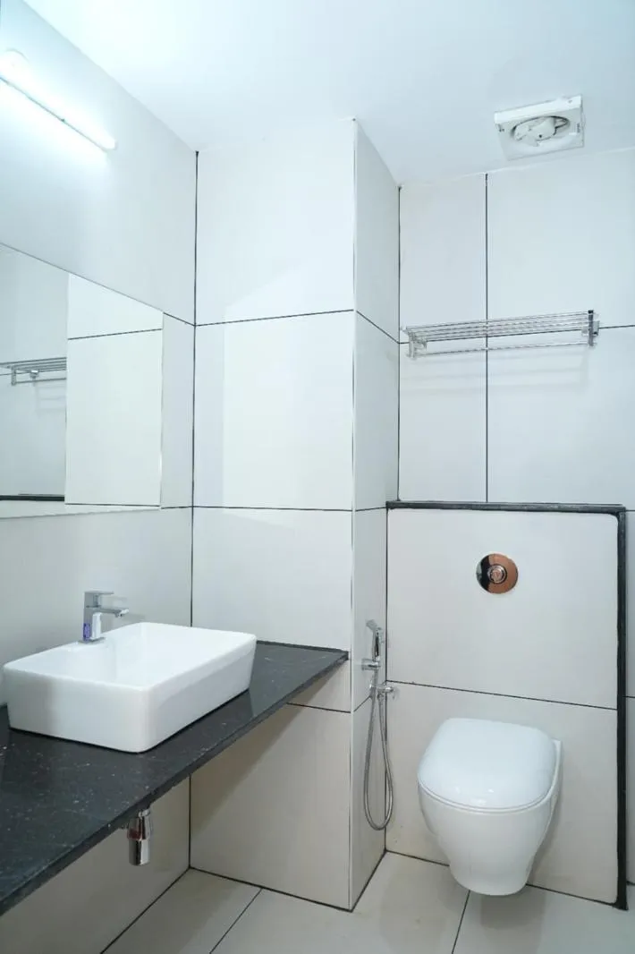 Bathroom in Hotel Kalyan Suites
