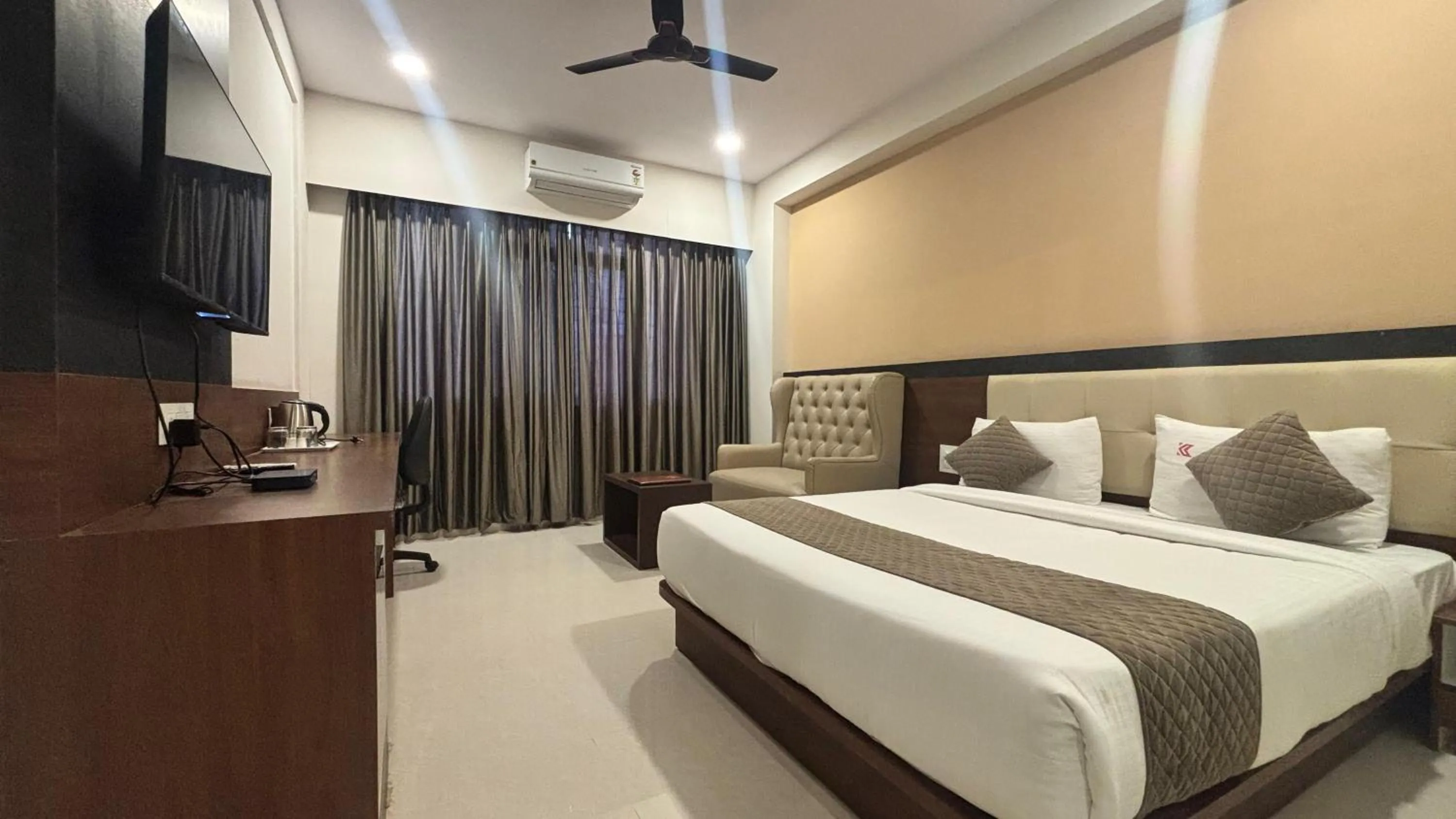 Bed in Hotel Kalyan Suites