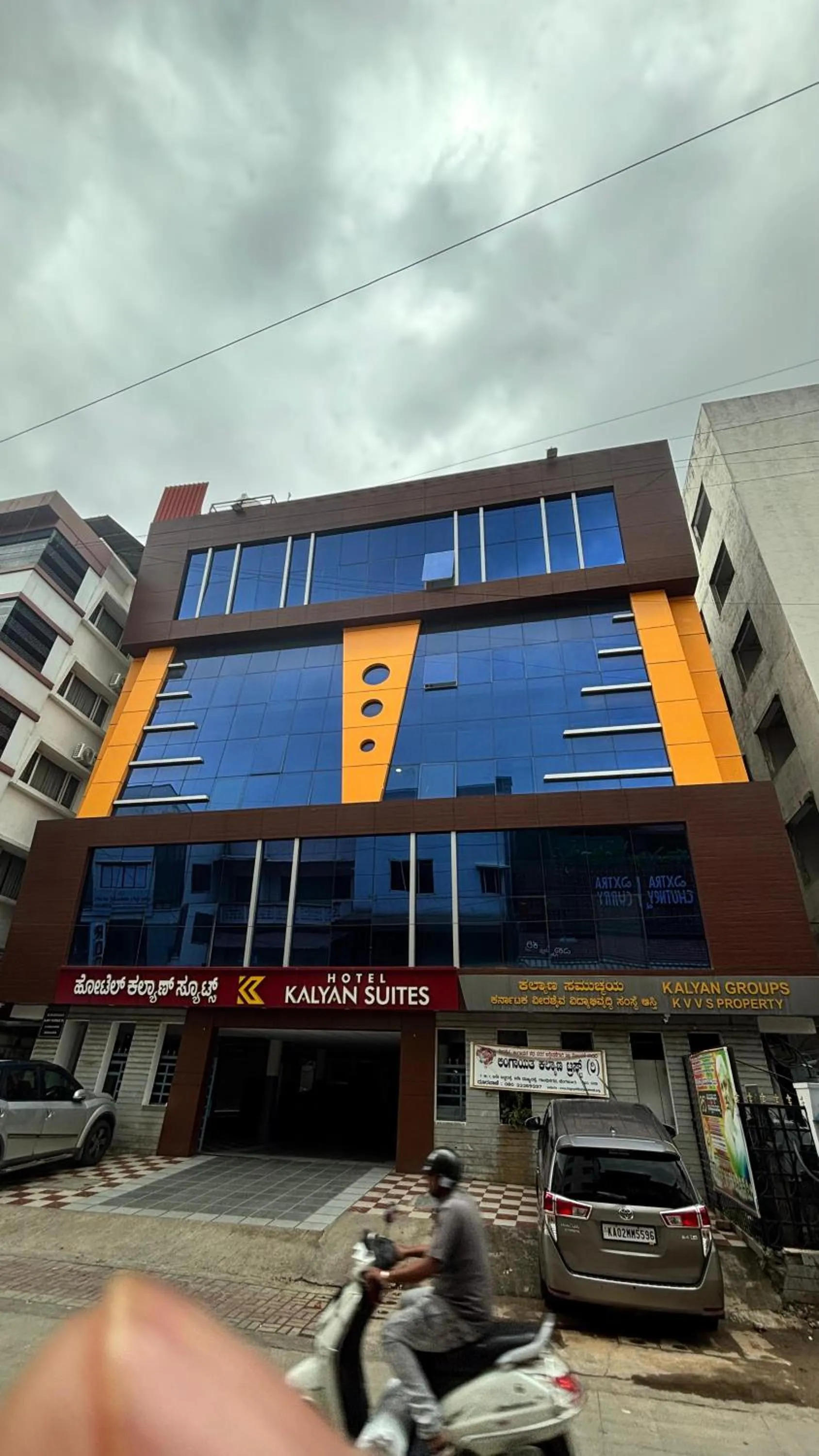 Property building in Hotel Kalyan Suites
