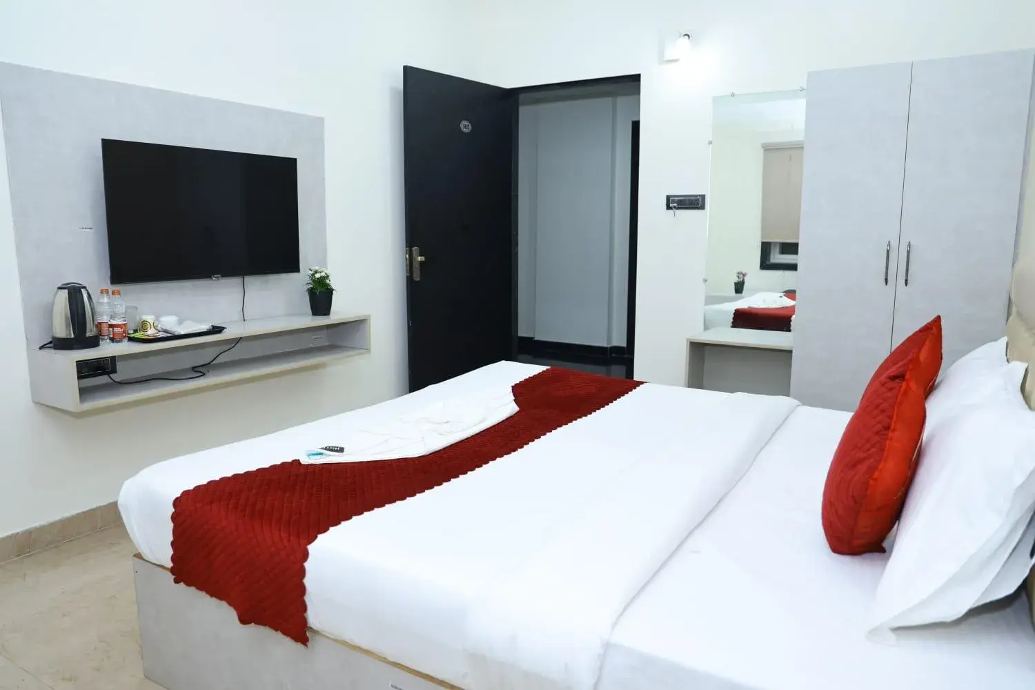 Standard King Room - single occupancy in Hotel Vista Airport Zone Standard King Room - single occupancy in Hotel Vista Airport Zone