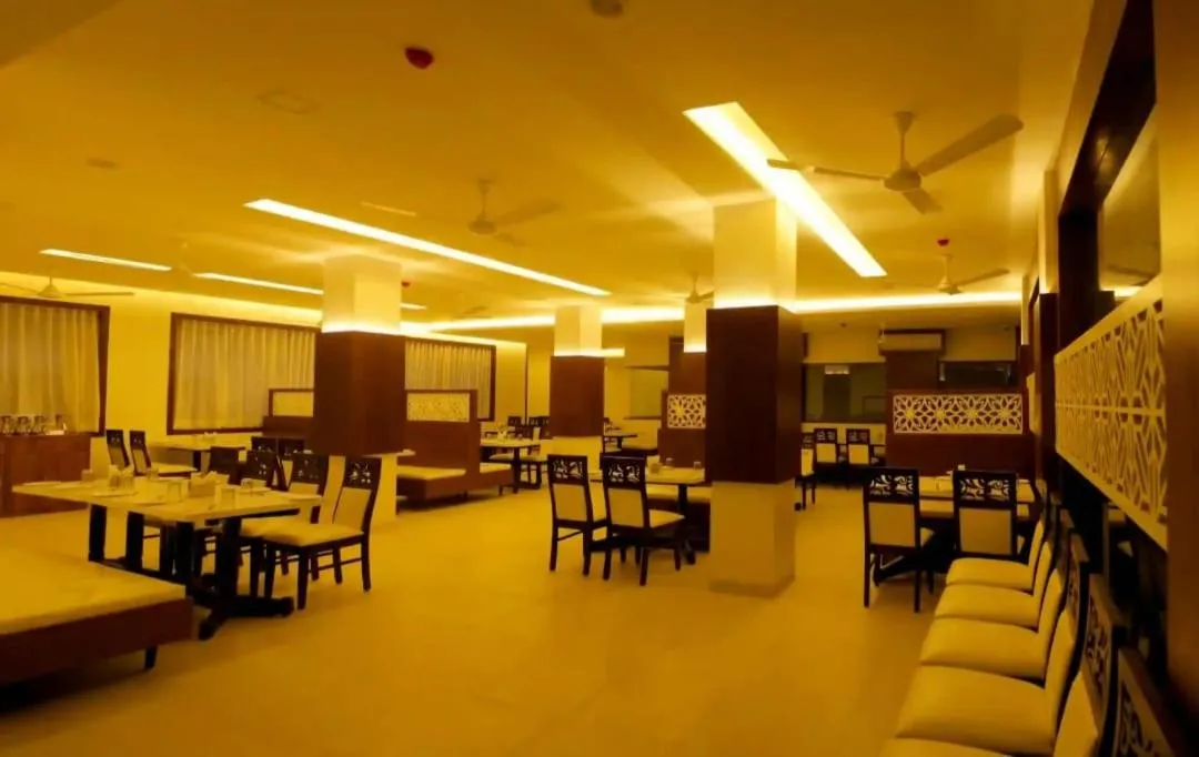 Restaurant/places to eat in Hotel Raviraj, Chhatrapati Sambhaji Nagar