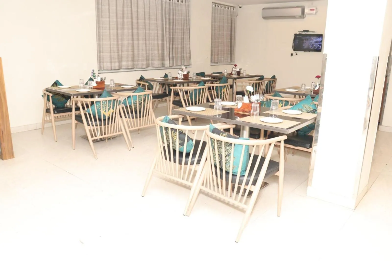 Restaurant/places to eat in Hotel Raviraj, Chhatrapati Sambhaji Nagar