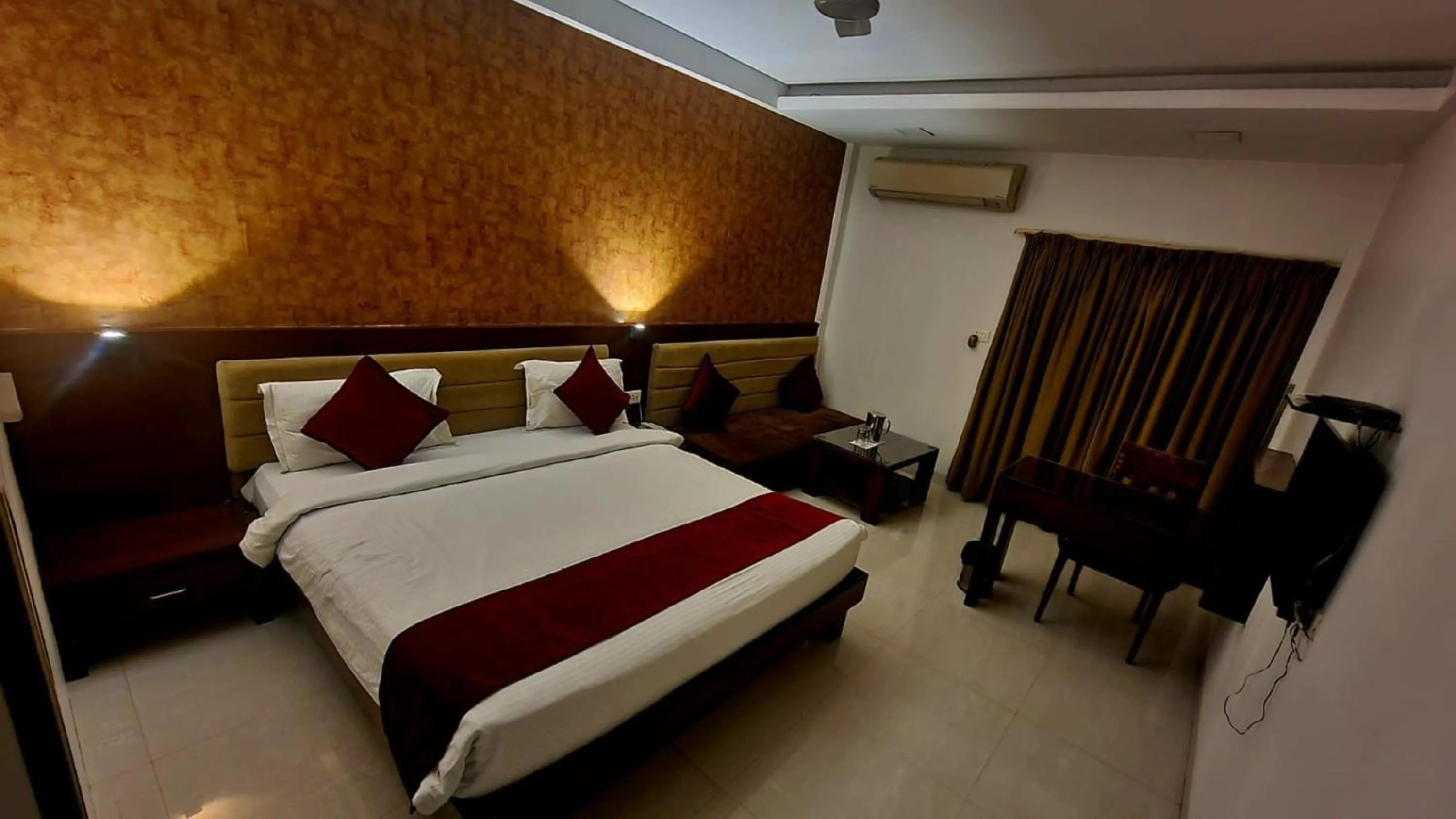Bed in Hotel Raviraj, Chhatrapati Sambhaji Nagar