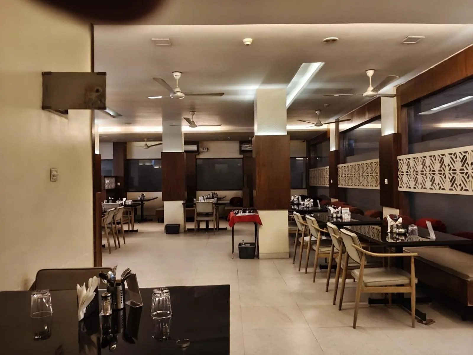Restaurant/places to eat in Hotel Raviraj, Chhatrapati Sambhaji Nagar
