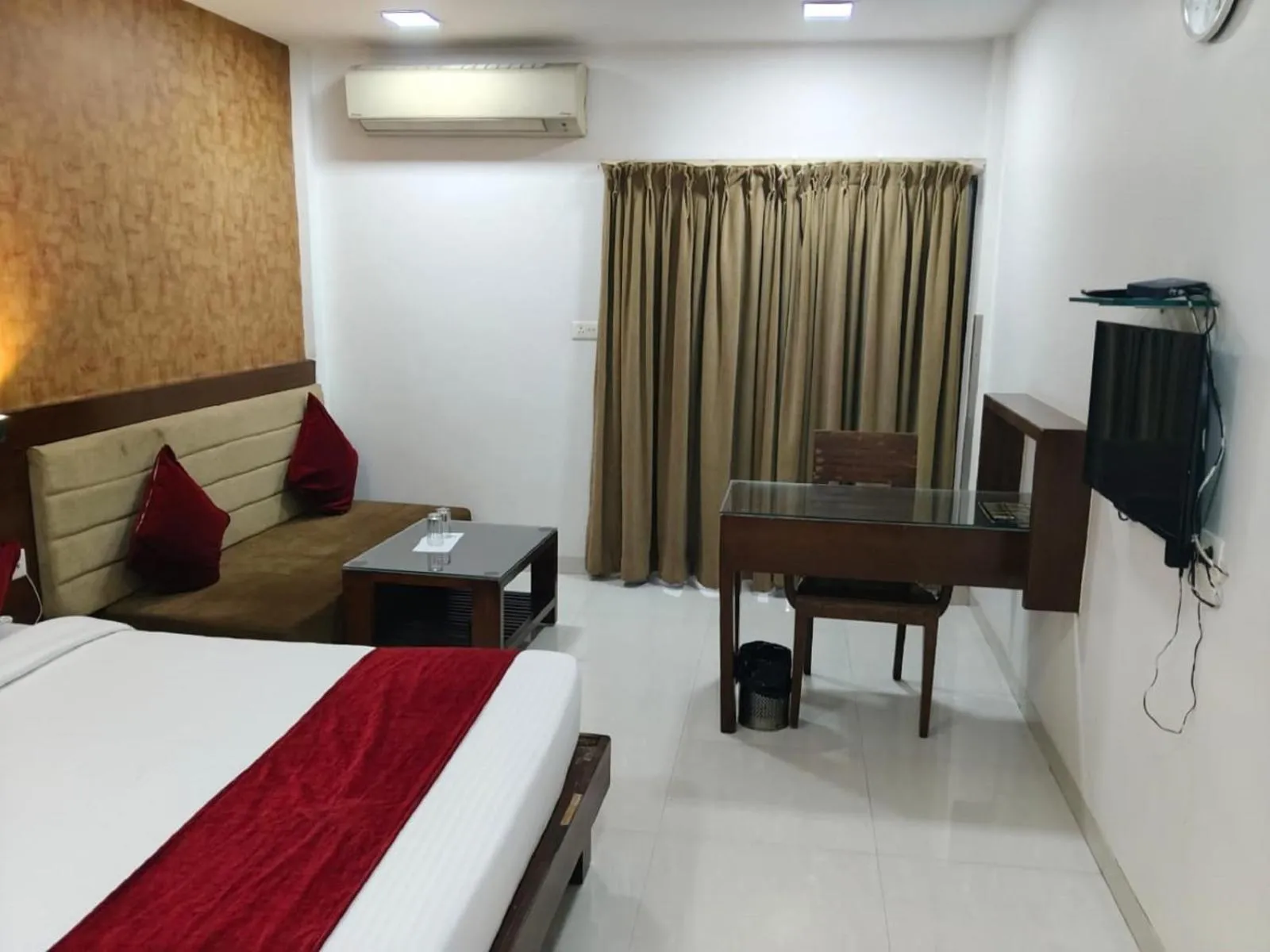 Bedroom, Bed in Hotel Raviraj, Chhatrapati Sambhaji Nagar