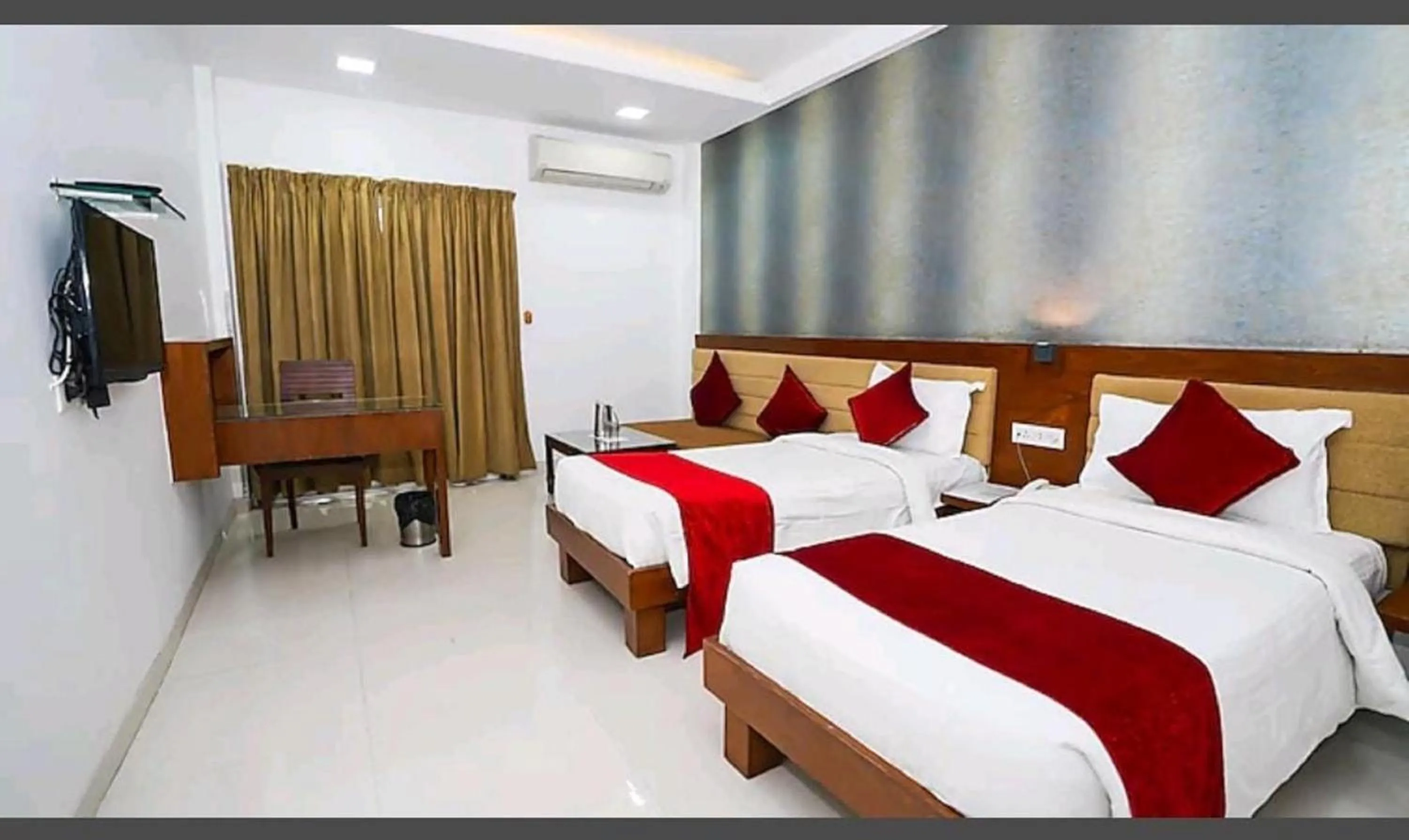 Bed in Hotel Raviraj, Chhatrapati Sambhaji Nagar