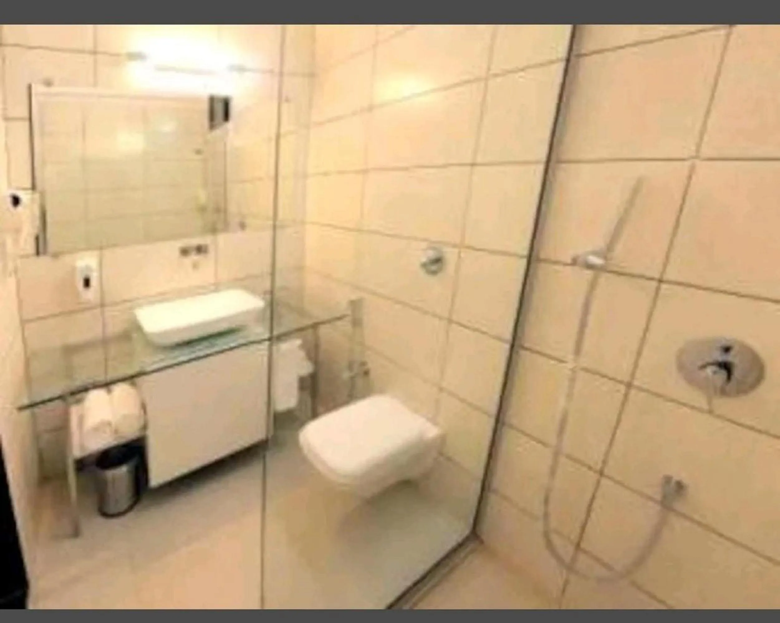 Bathroom in Hotel Raviraj, Chhatrapati Sambhaji Nagar