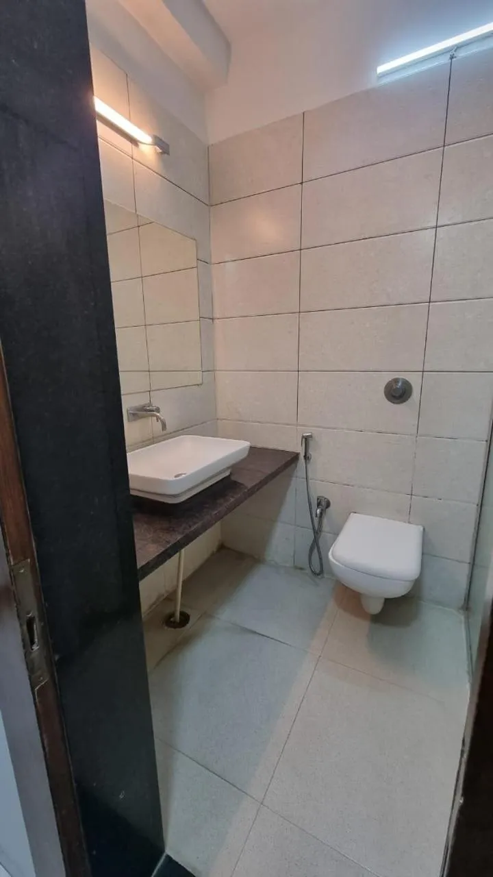Toilet in Hotel Raviraj, Chhatrapati Sambhaji Nagar