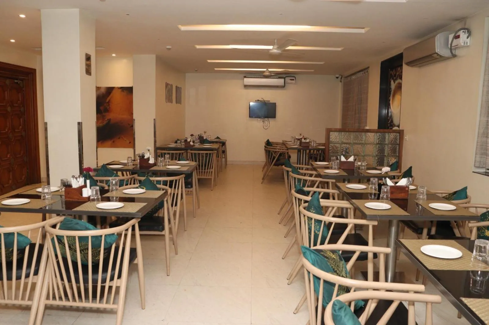 Restaurant/places to eat in Hotel Raviraj, Chhatrapati Sambhaji Nagar