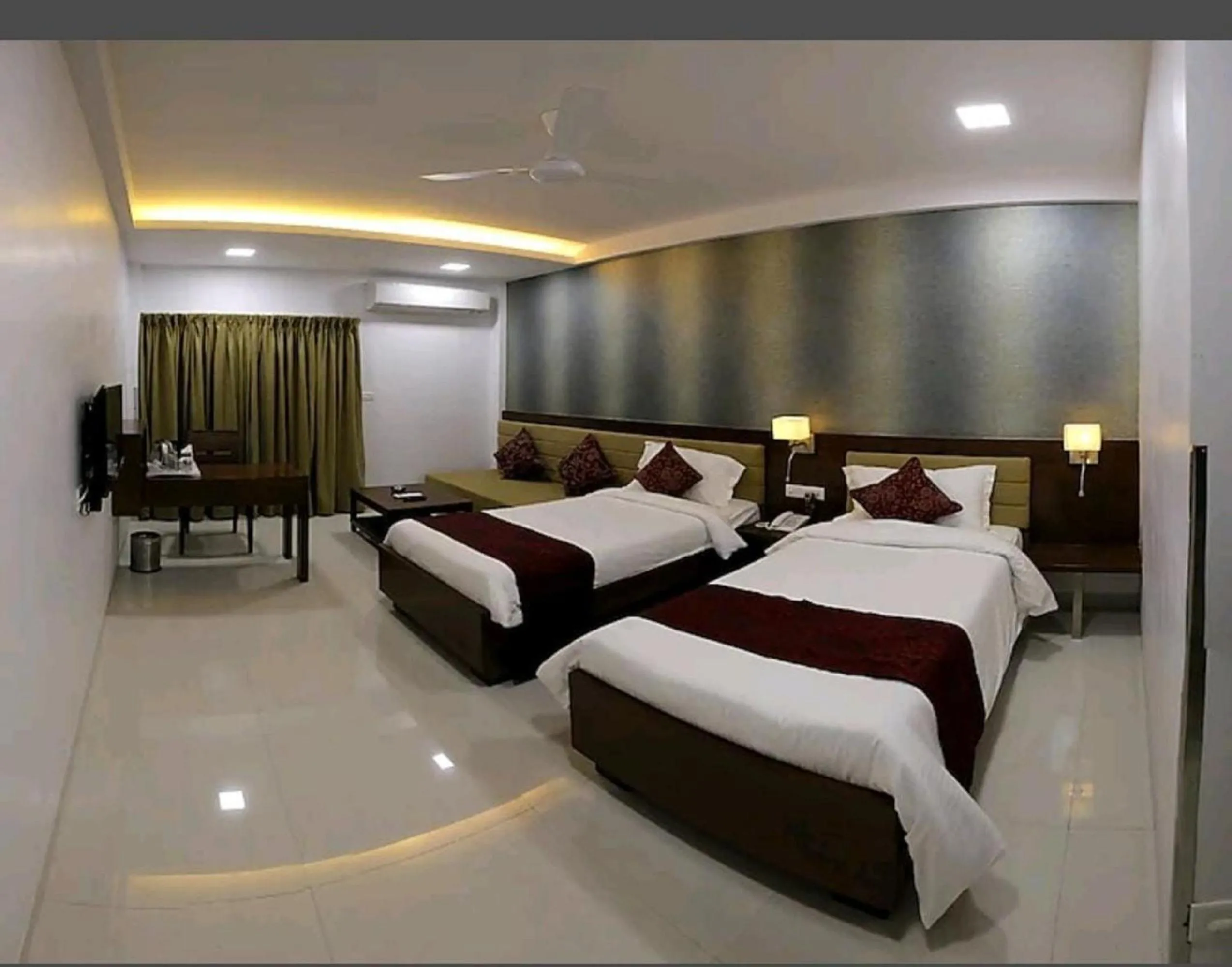 Photo of the whole room, Bed in Hotel Raviraj, Chhatrapati Sambhaji Nagar