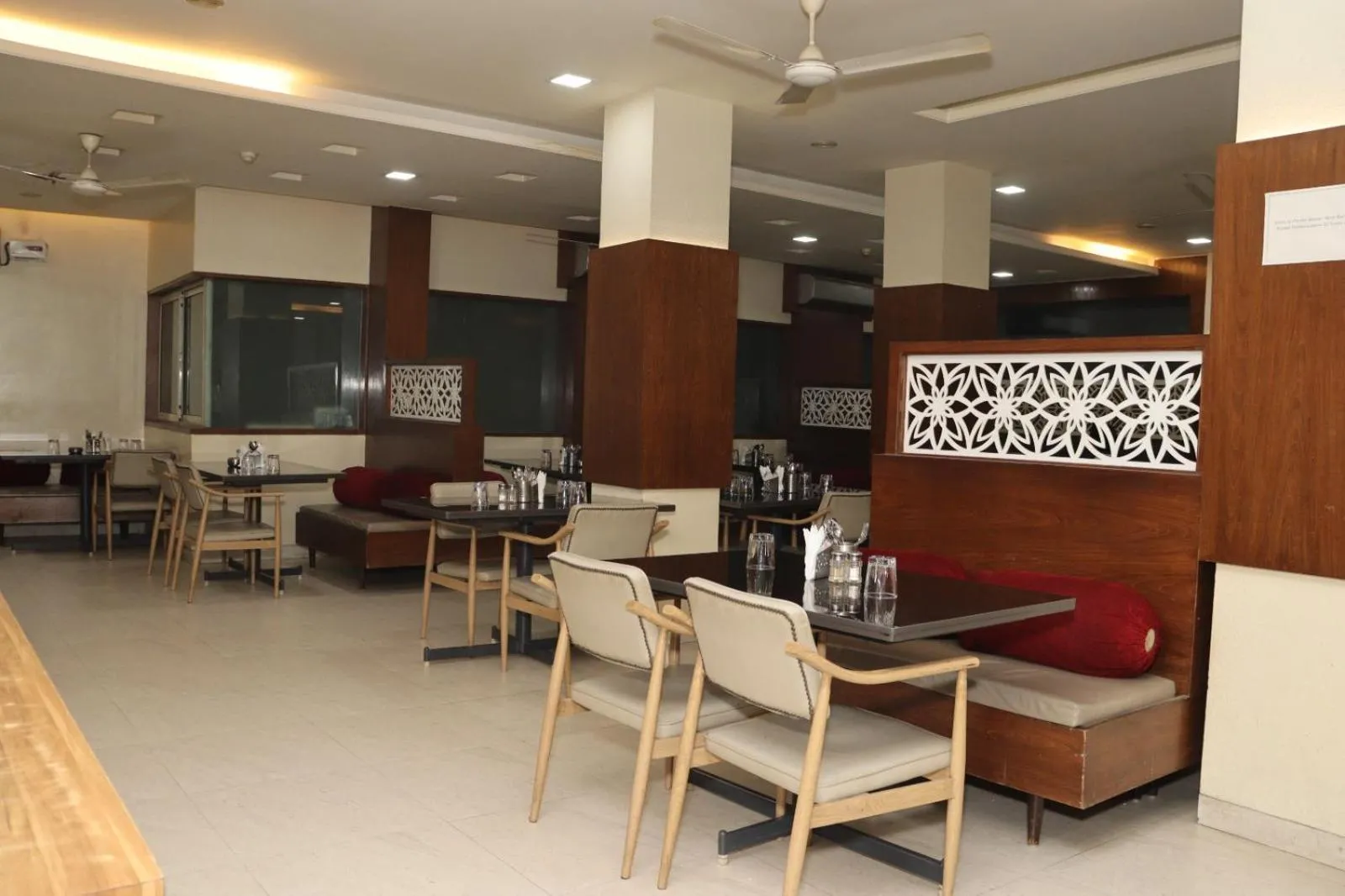 Restaurant/places to eat in Hotel Raviraj, Chhatrapati Sambhaji Nagar