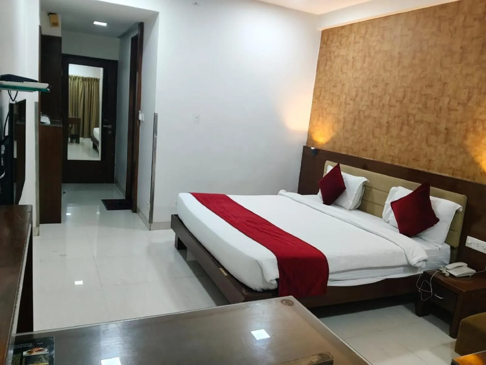 Bedroom, Bed in Hotel Raviraj, Chhatrapati Sambhaji Nagar