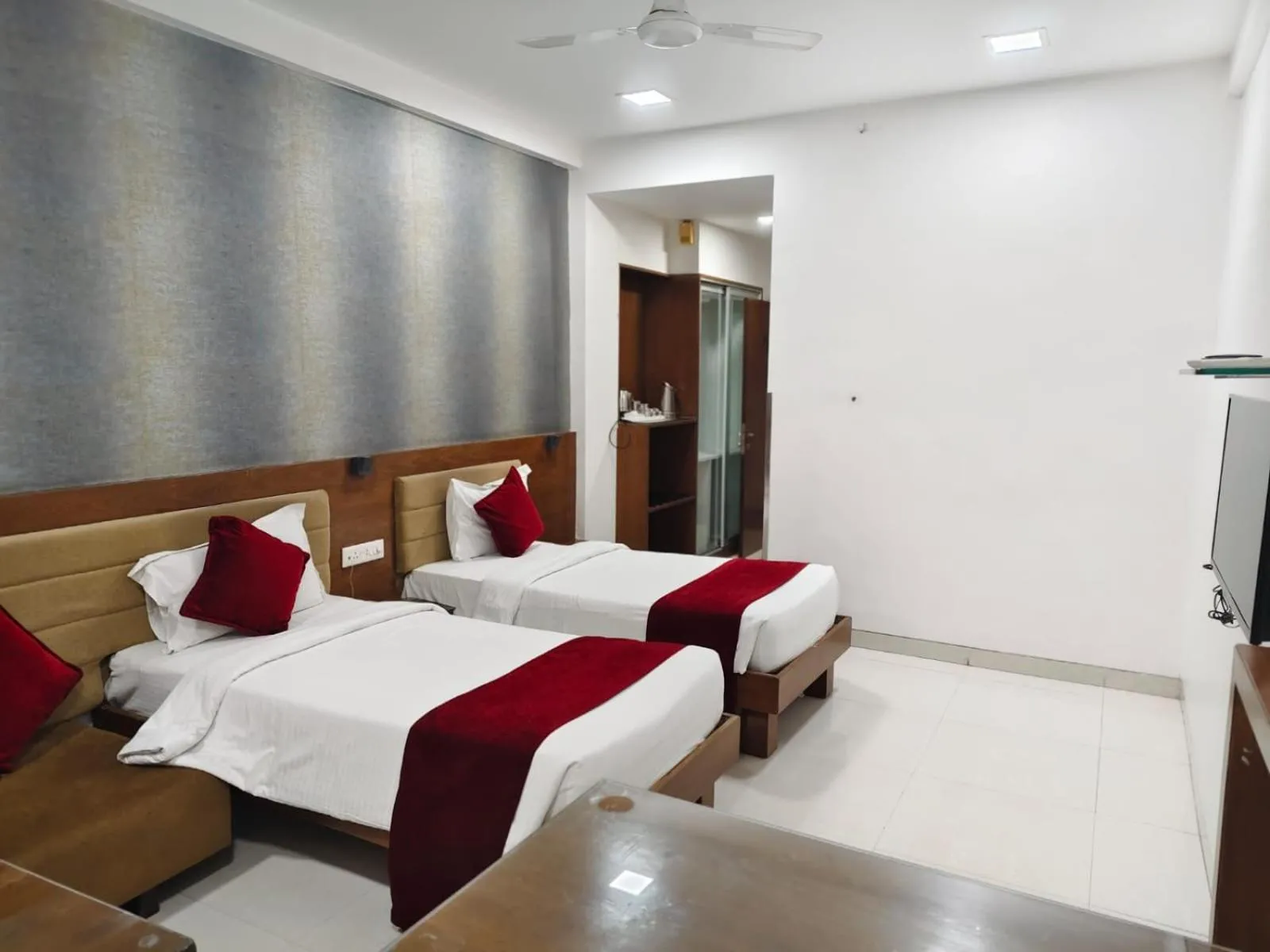 Bedroom, Bed in Hotel Raviraj, Chhatrapati Sambhaji Nagar