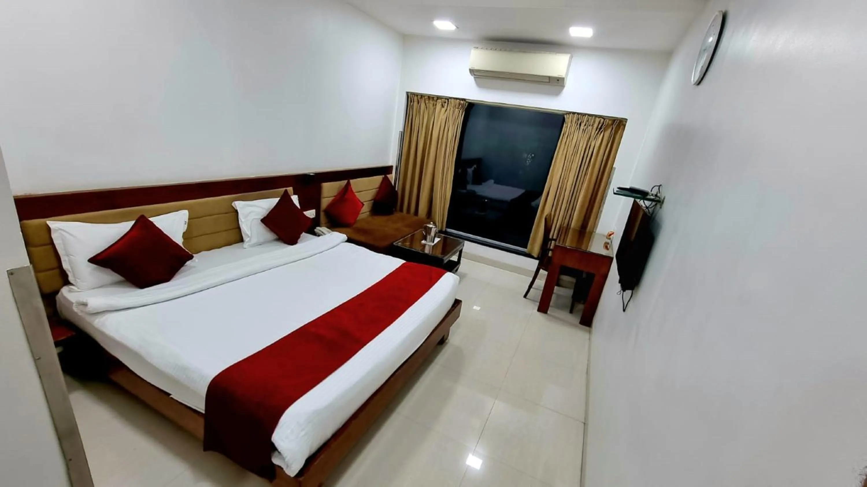 Bed in Hotel Raviraj, Chhatrapati Sambhaji Nagar
