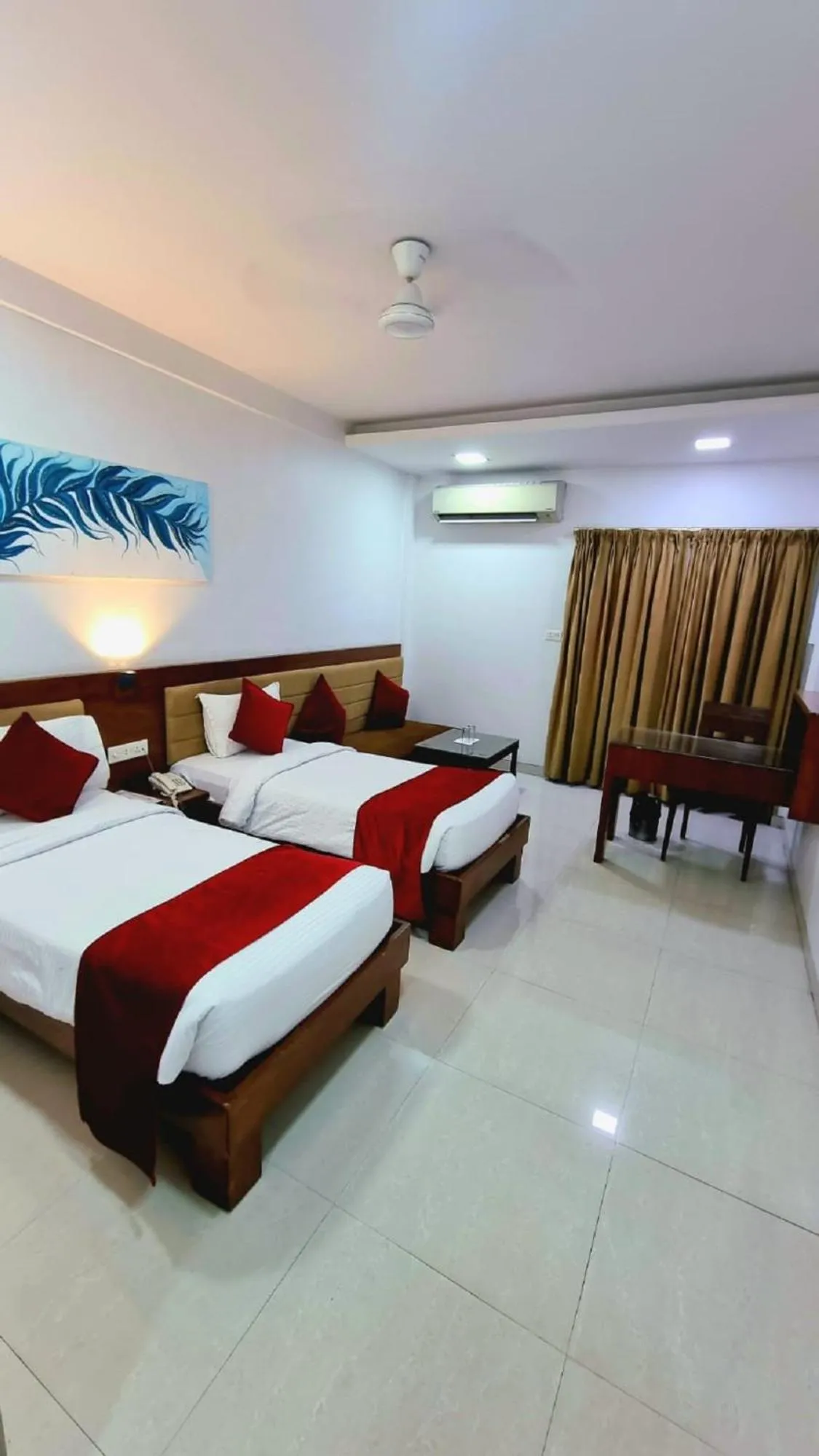 Bed in Hotel Raviraj, Chhatrapati Sambhaji Nagar