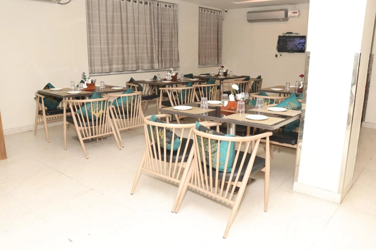 Restaurant/places to eat in Hotel Raviraj, Chhatrapati Sambhaji Nagar