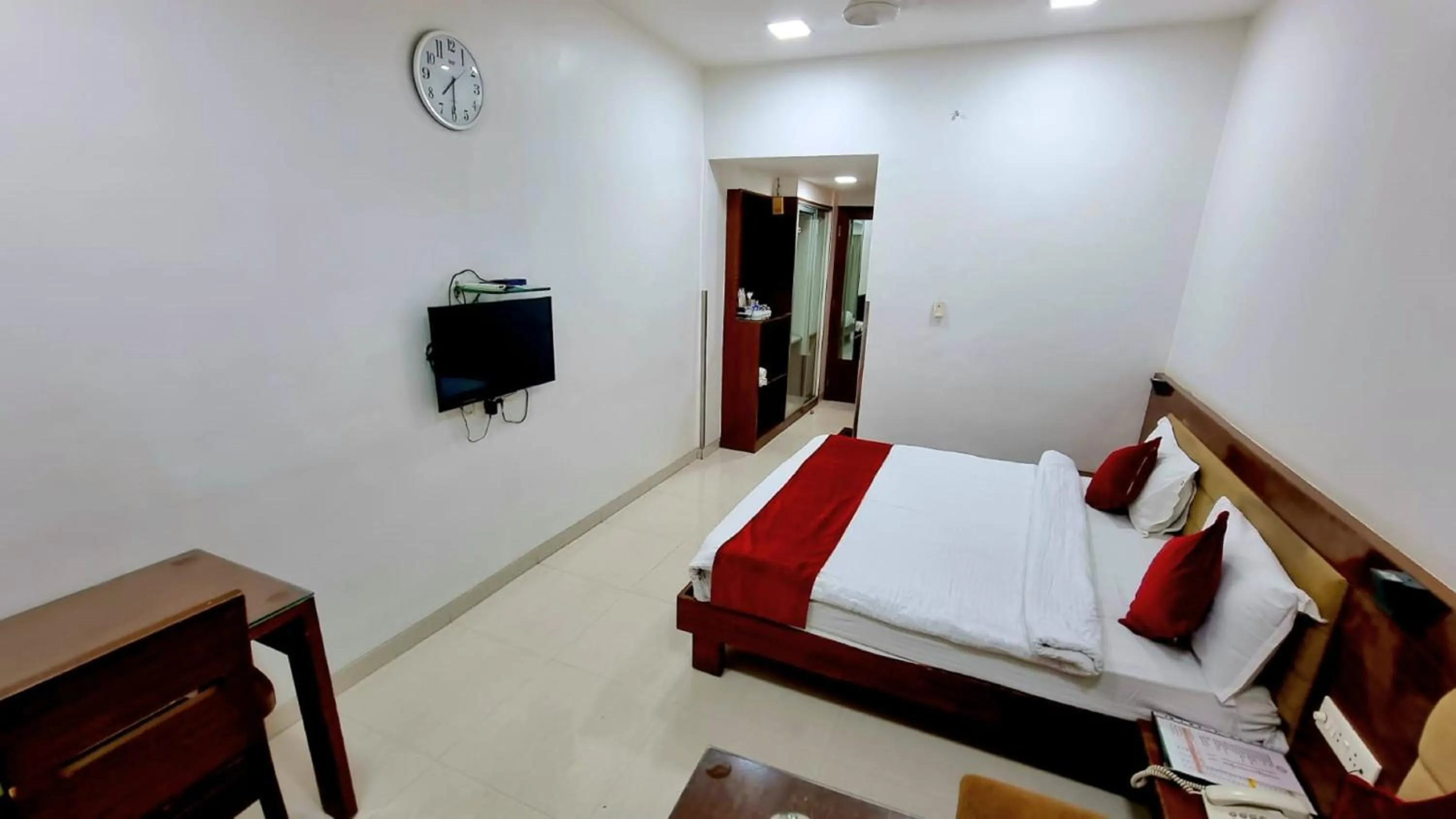 Bed in Hotel Raviraj, Chhatrapati Sambhaji Nagar