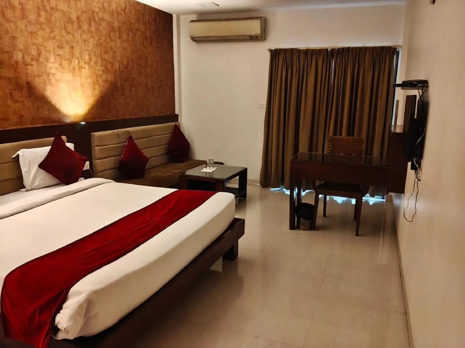 Bedroom, Bed in Hotel Raviraj, Chhatrapati Sambhaji Nagar