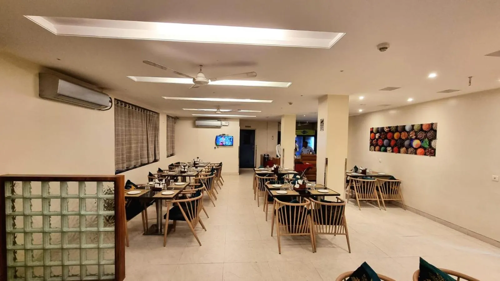 Restaurant/places to eat in Hotel Raviraj, Chhatrapati Sambhaji Nagar