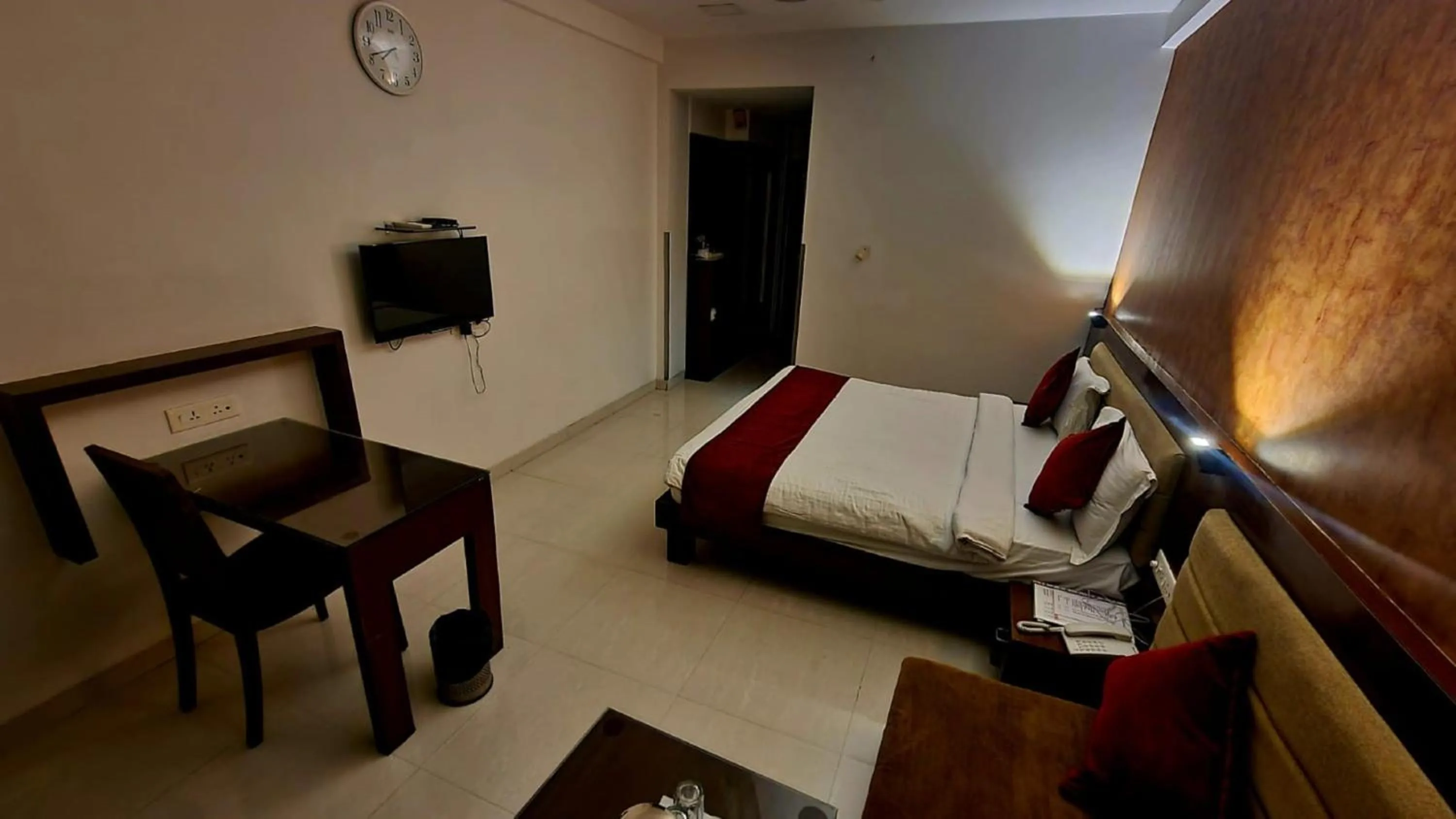 Bed in Hotel Raviraj, Chhatrapati Sambhaji Nagar