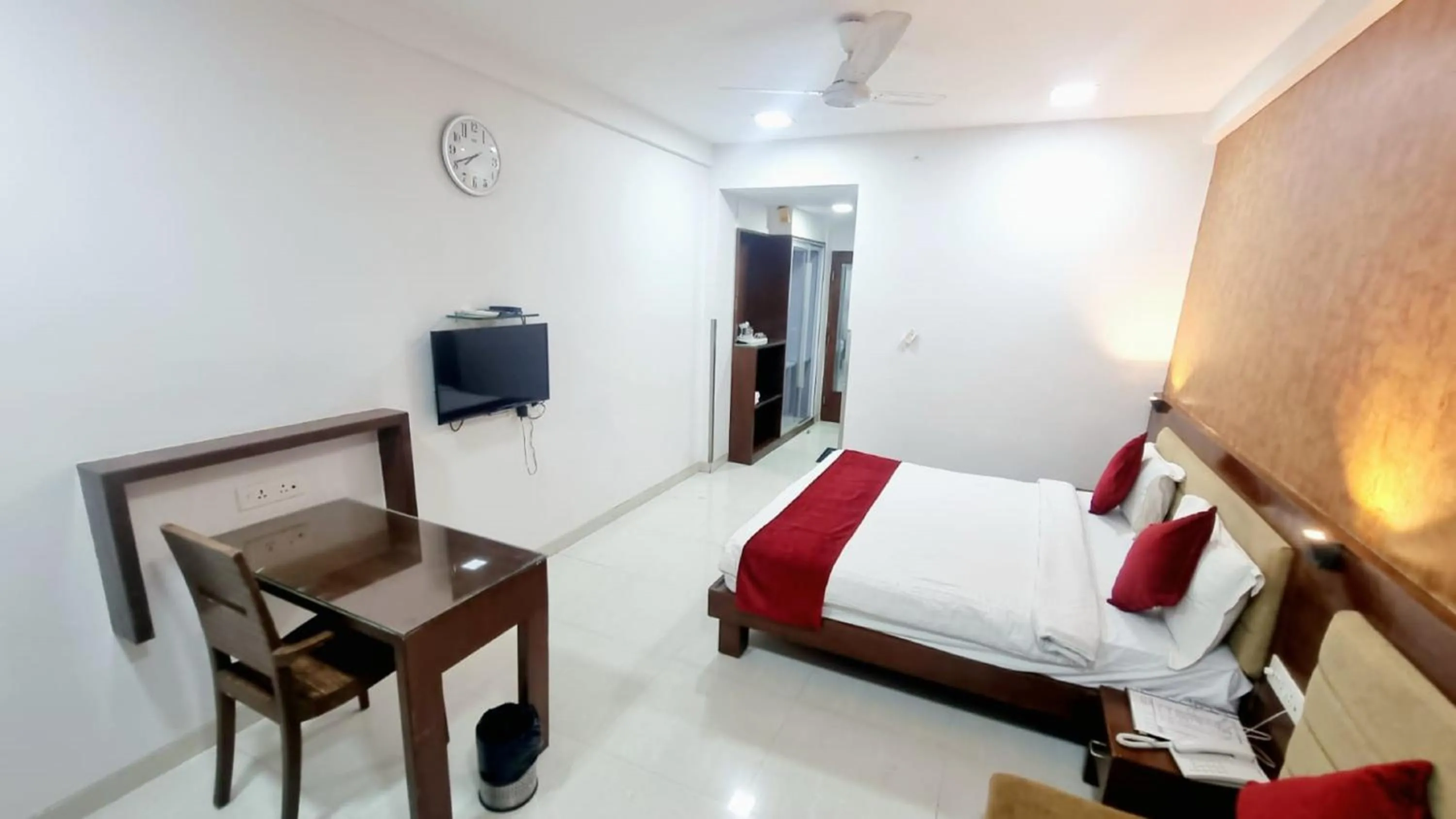 Bed in Hotel Raviraj, Chhatrapati Sambhaji Nagar