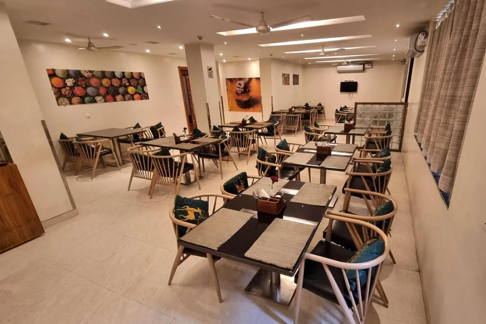 Restaurant/places to eat in Hotel Raviraj, Chhatrapati Sambhaji Nagar
