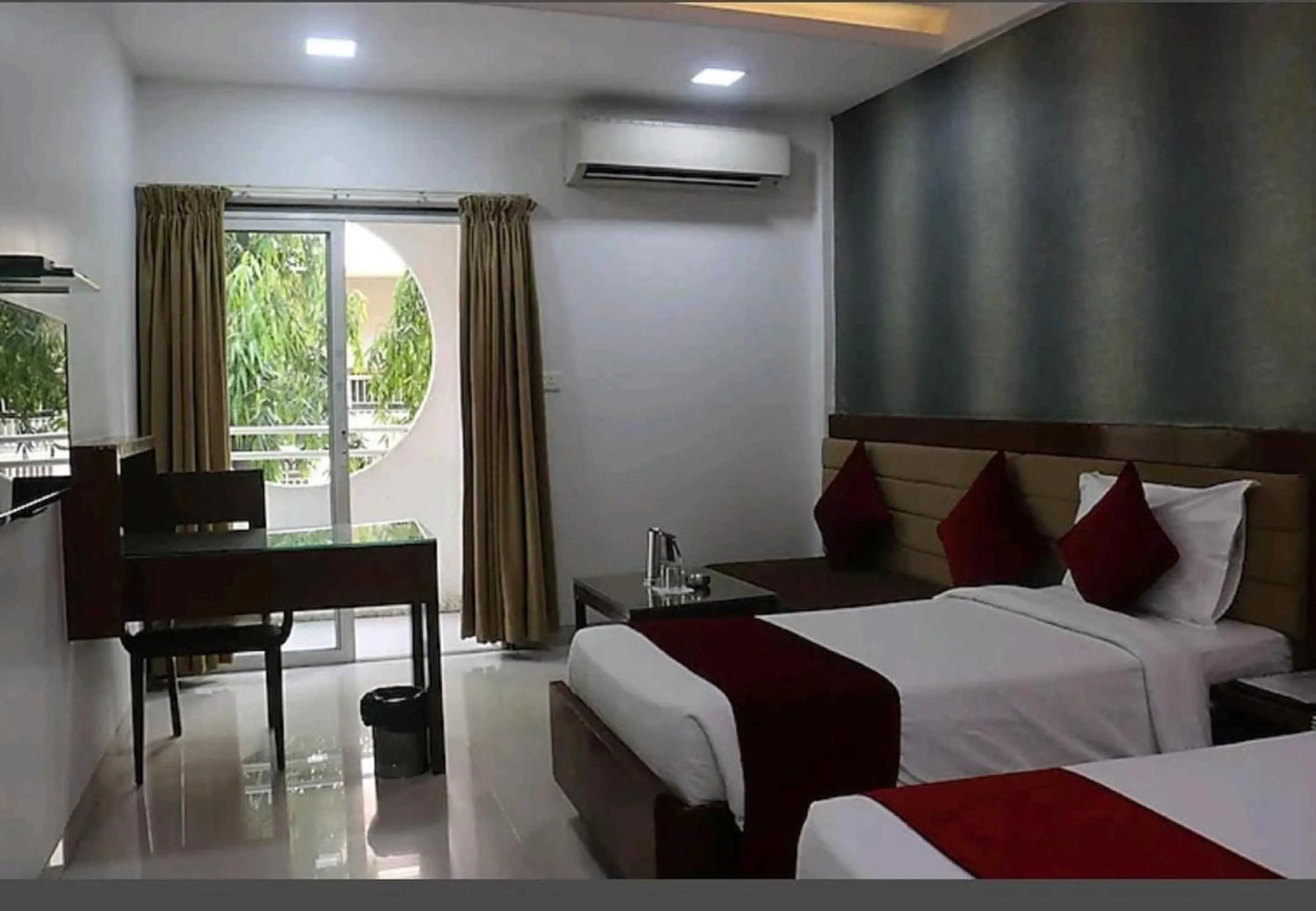 Photo of the whole room, Bed in Hotel Raviraj, Chhatrapati Sambhaji Nagar