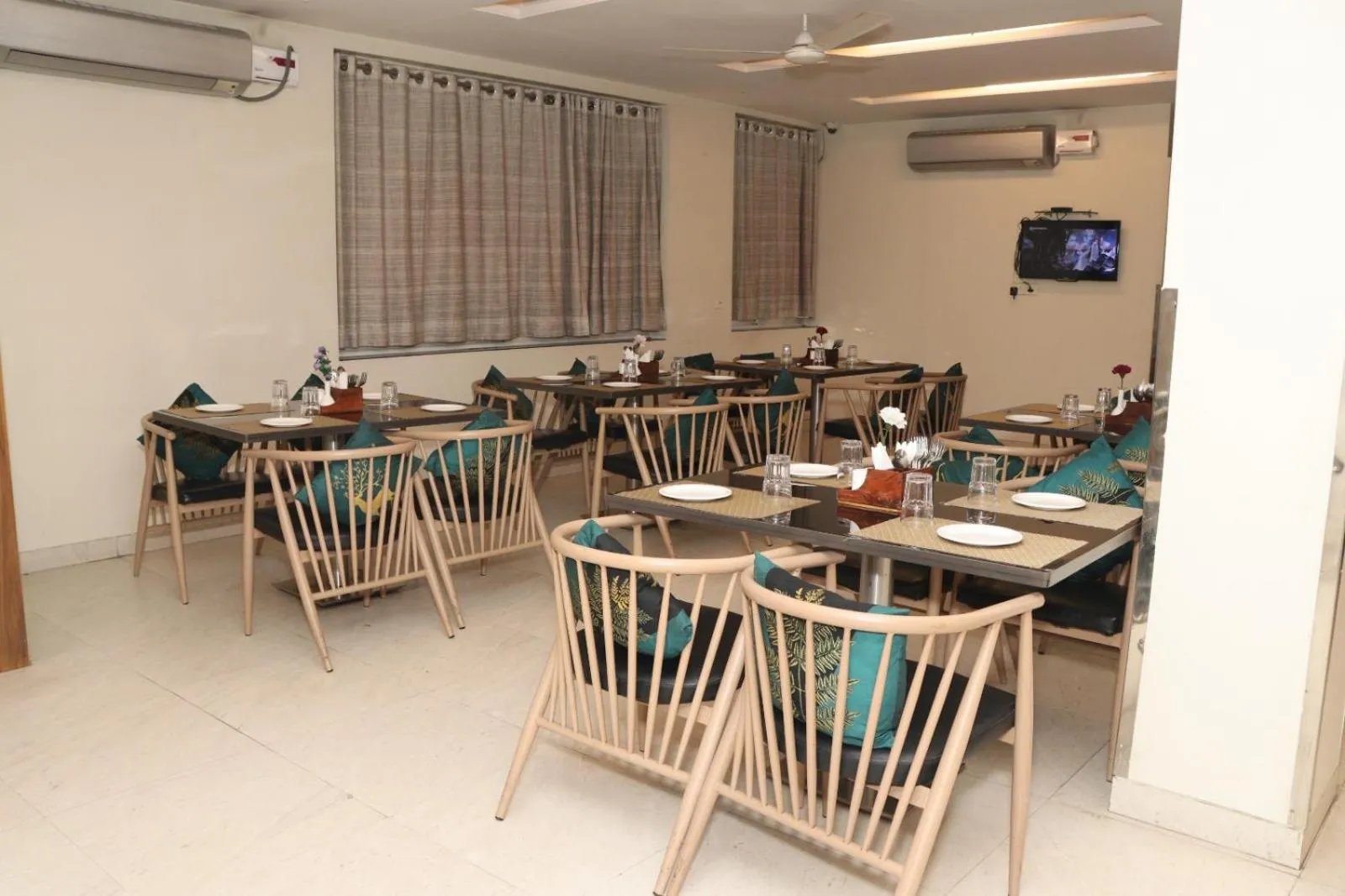 Restaurant/places to eat in Hotel Raviraj, Chhatrapati Sambhaji Nagar