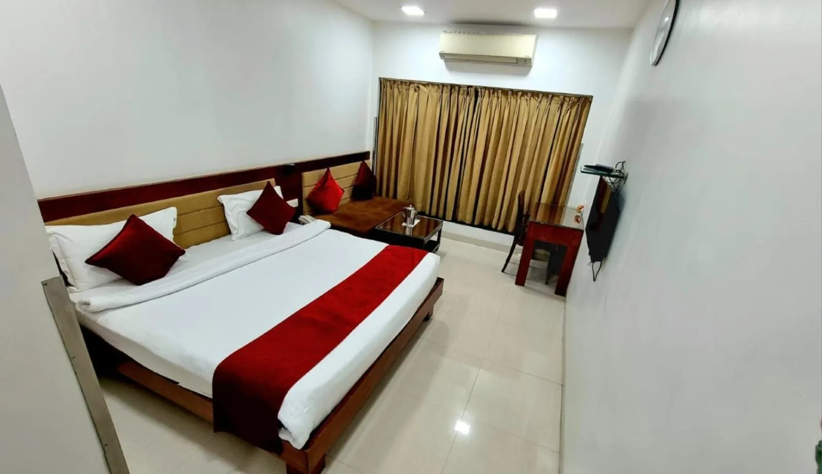 Photo of the whole room, Bed in Hotel Raviraj, Chhatrapati Sambhaji Nagar