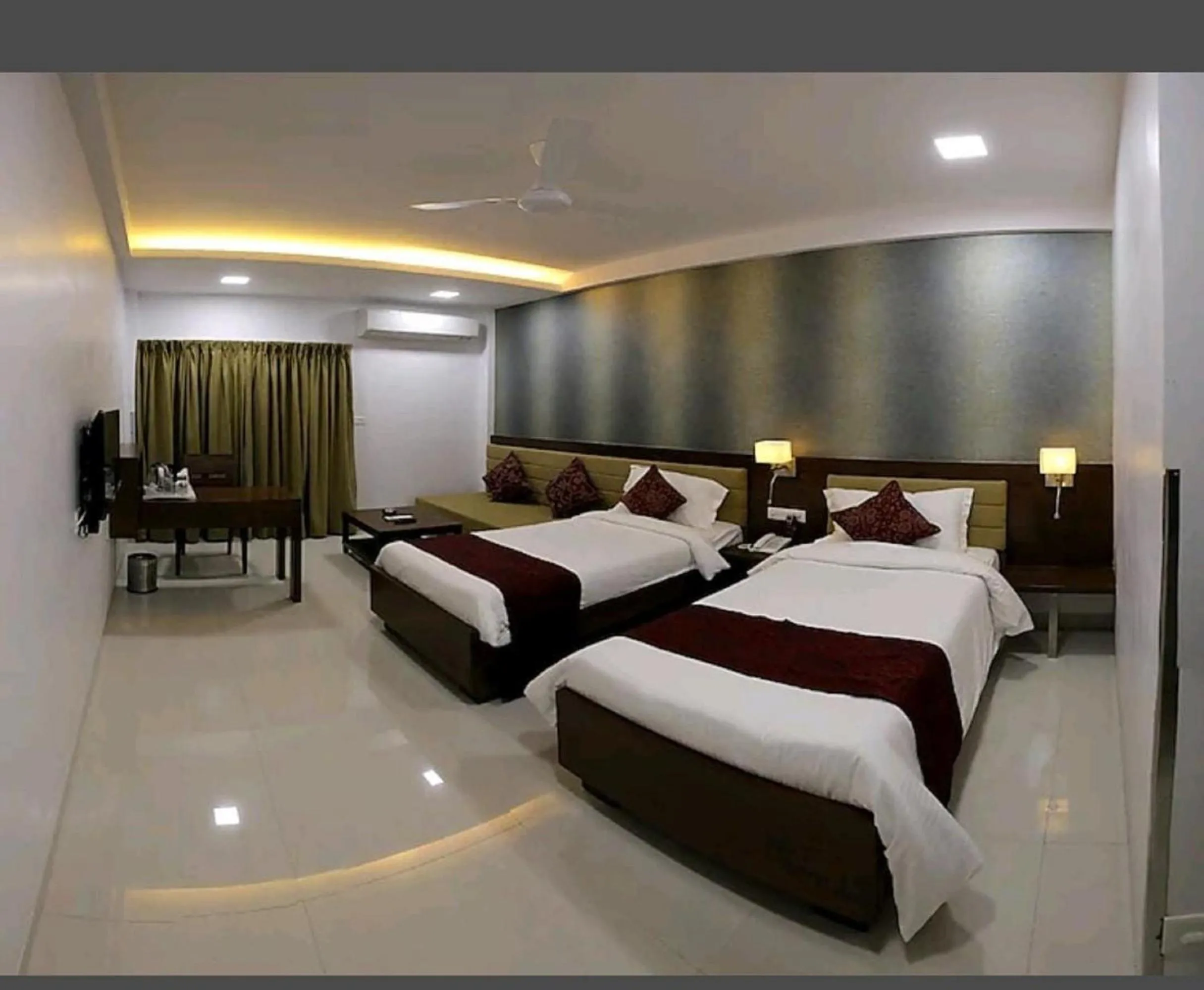 Bed in Hotel Raviraj, Chhatrapati Sambhaji Nagar