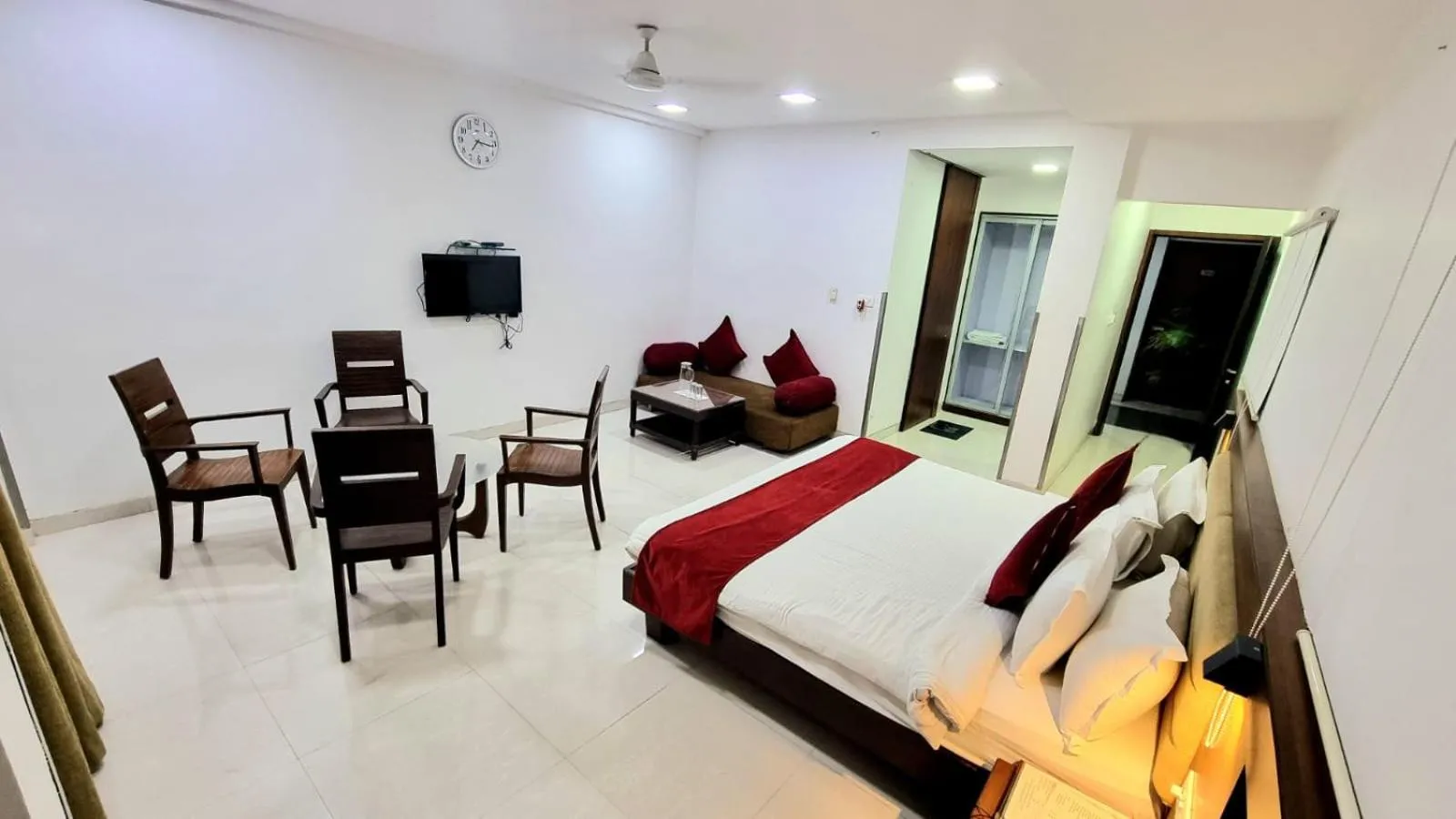 Bed in Hotel Raviraj, Chhatrapati Sambhaji Nagar