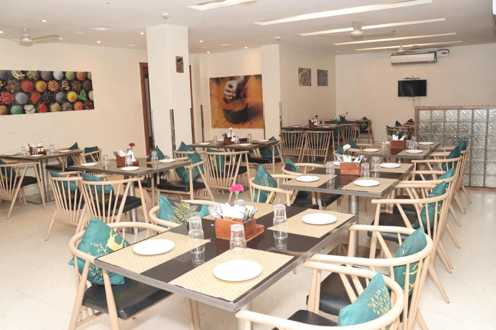 Restaurant/places to eat in Hotel Raviraj, Chhatrapati Sambhaji Nagar
