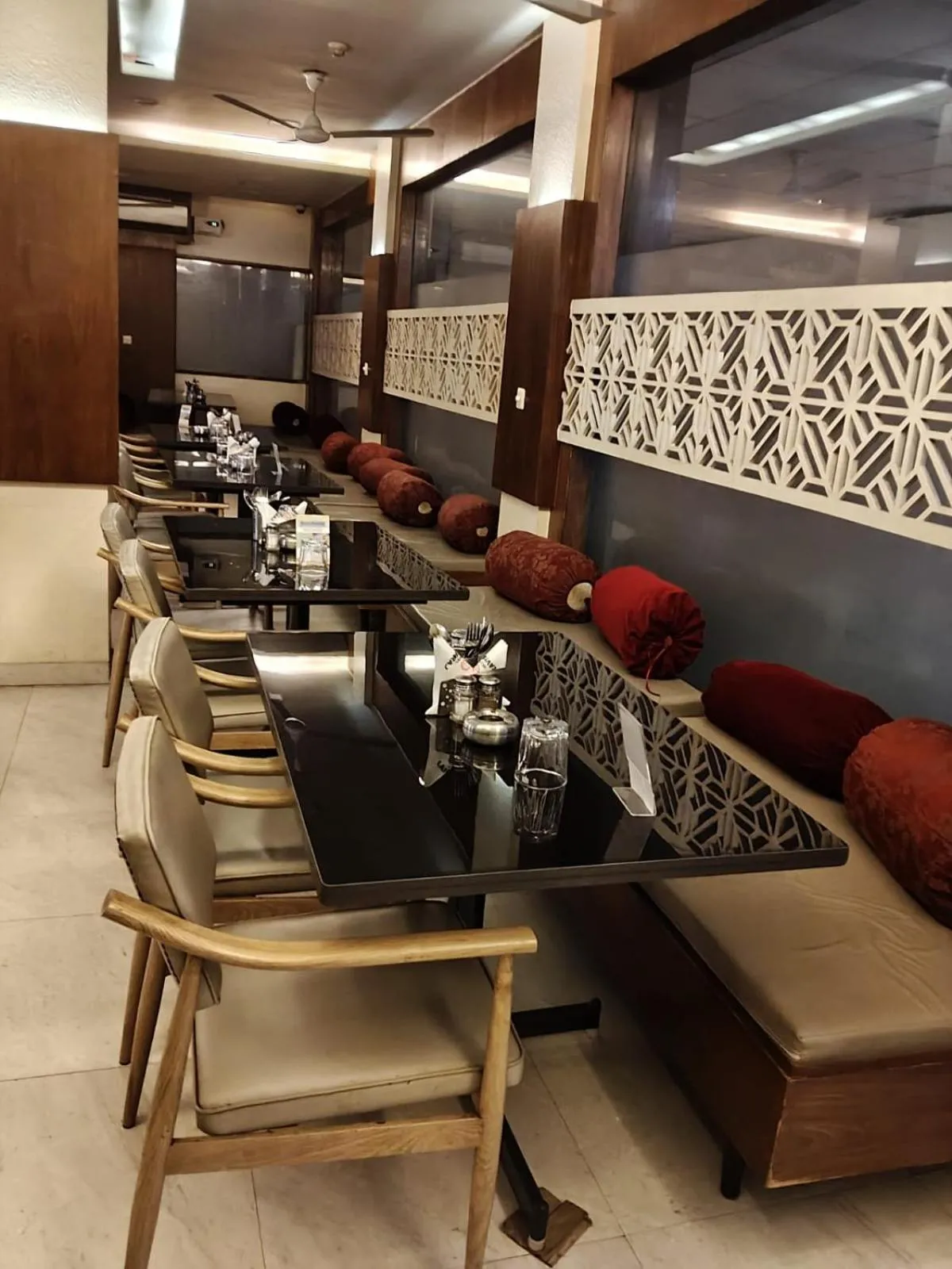 Restaurant/places to eat in Hotel Raviraj, Chhatrapati Sambhaji Nagar