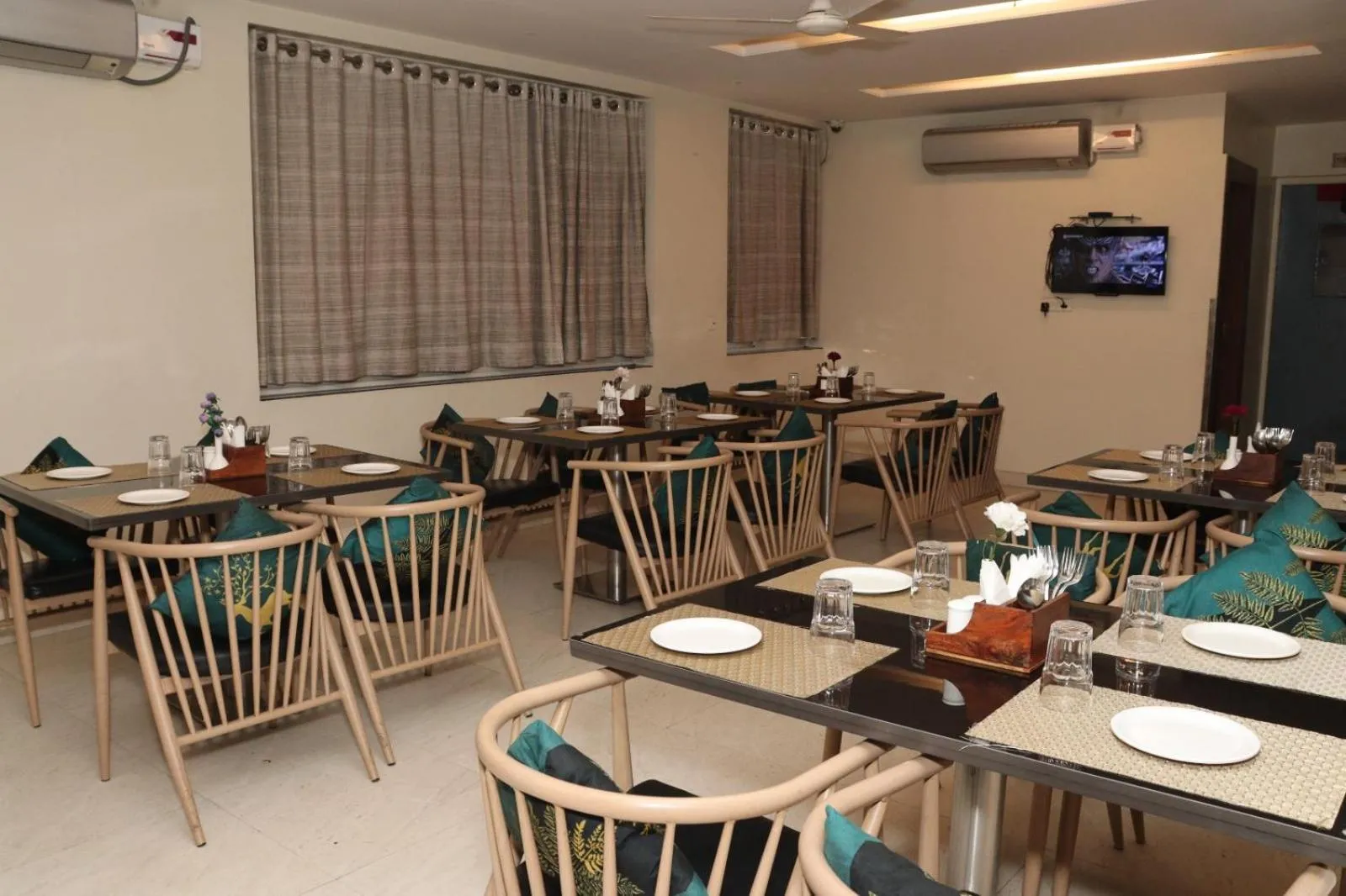 Restaurant/places to eat in Hotel Raviraj, Chhatrapati Sambhaji Nagar