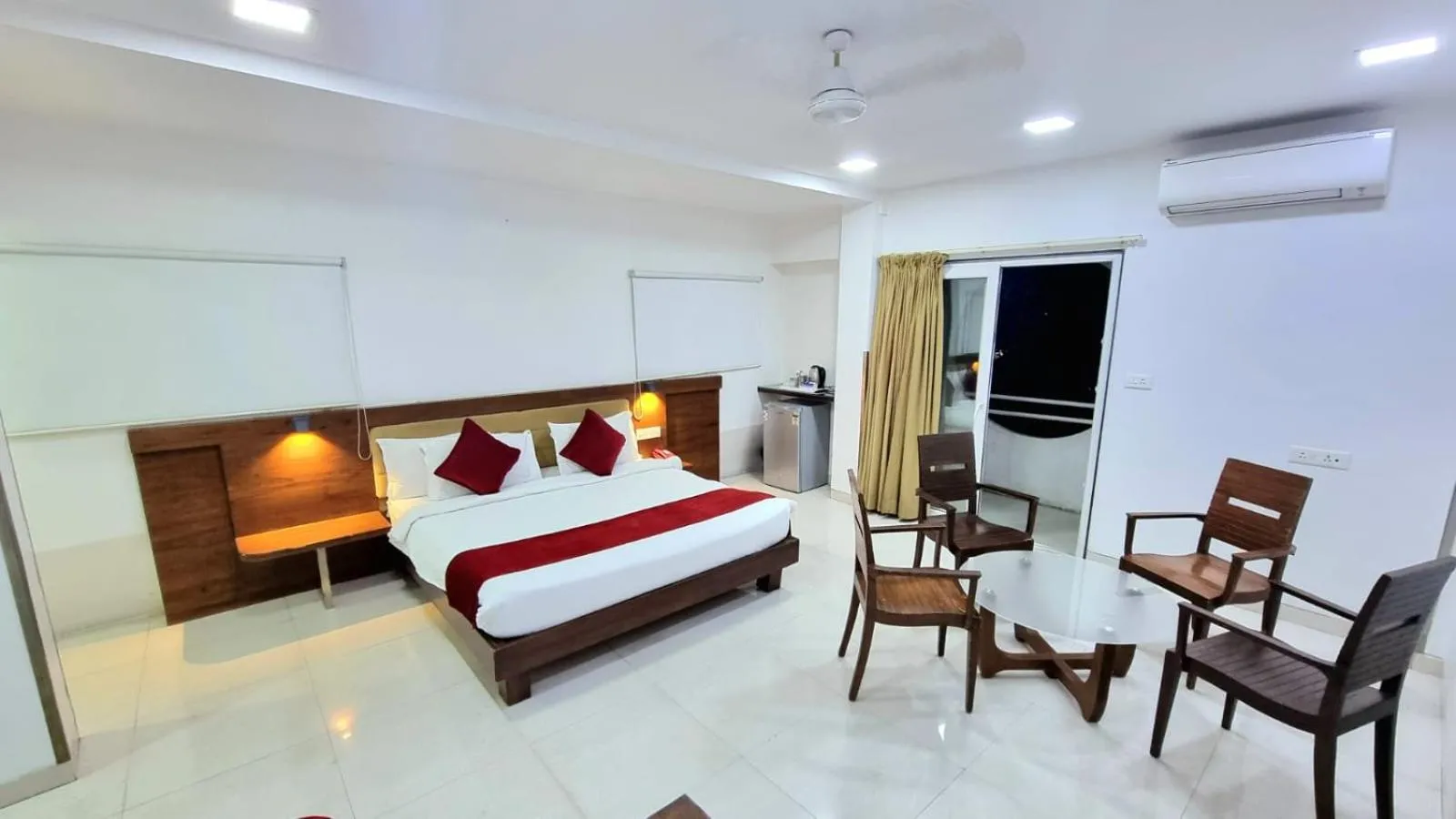 Bed in Hotel Raviraj, Chhatrapati Sambhaji Nagar