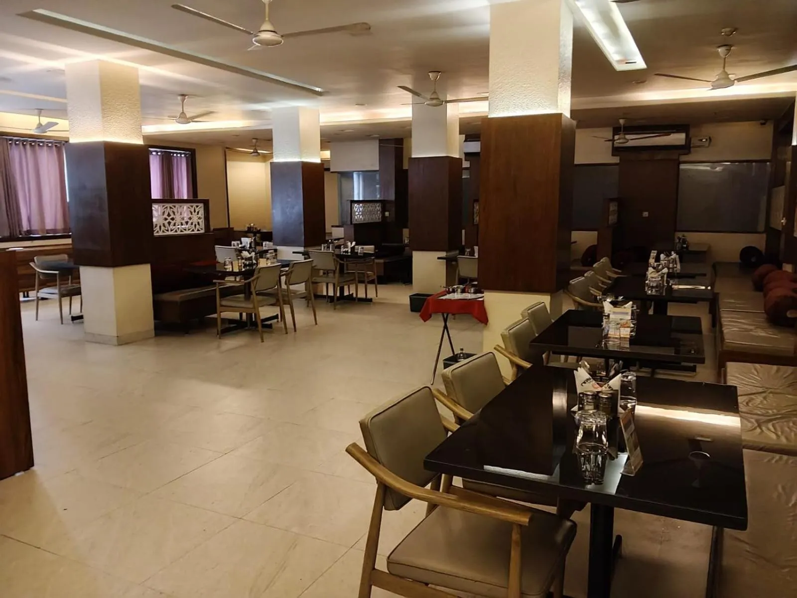 Restaurant/places to eat in Hotel Raviraj, Chhatrapati Sambhaji Nagar
